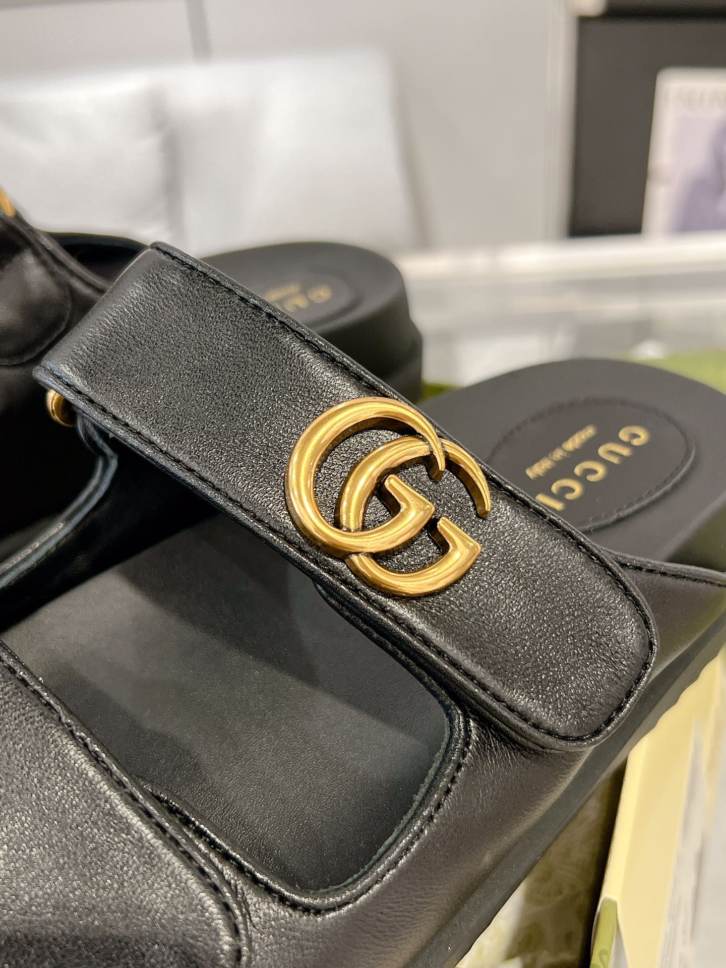 Gucci 双G女士魔术贴凉拖鞋 这款平底凉鞋采用魔术粘带设计 现代感十足且充满运动气息