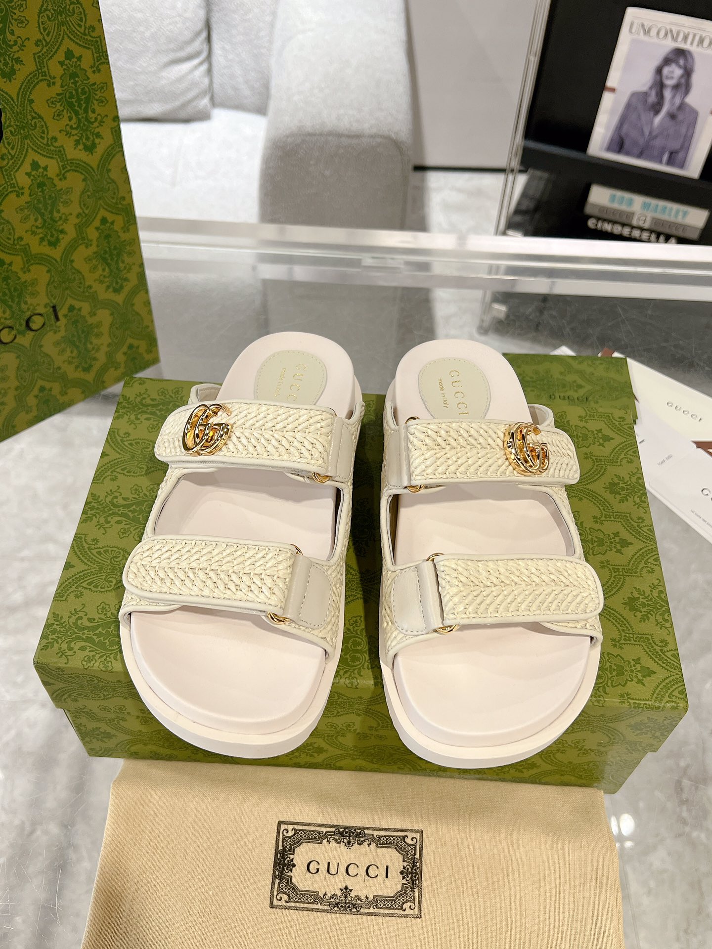 Gucci 双G女士魔术贴凉拖鞋 这款平底凉鞋采用魔术粘带设计 现代感十足且充满运动气息