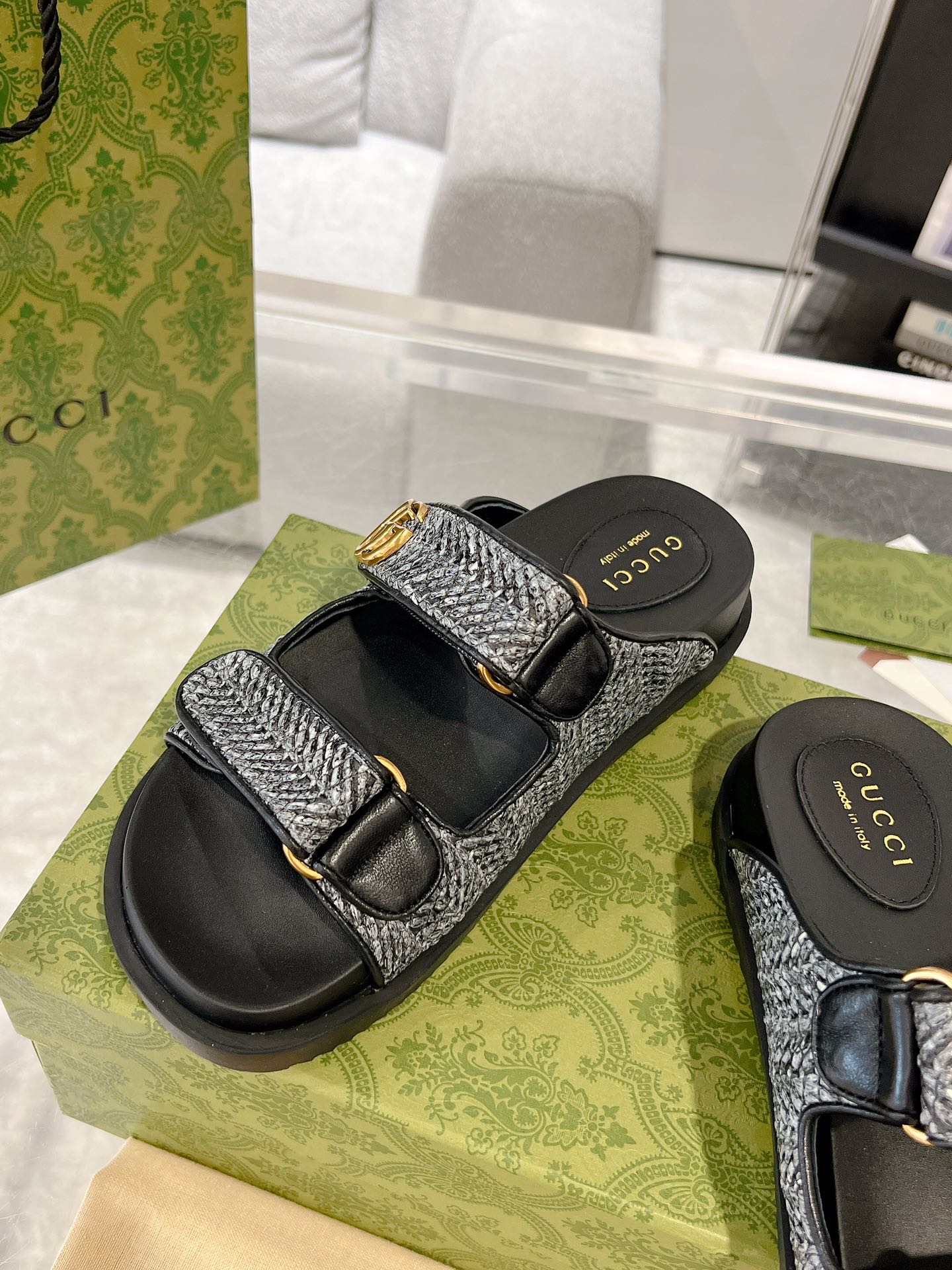 Gucci 双G女士魔术贴凉拖鞋 这款平底凉鞋采用魔术粘带设计 现代感十足且充满运动气息