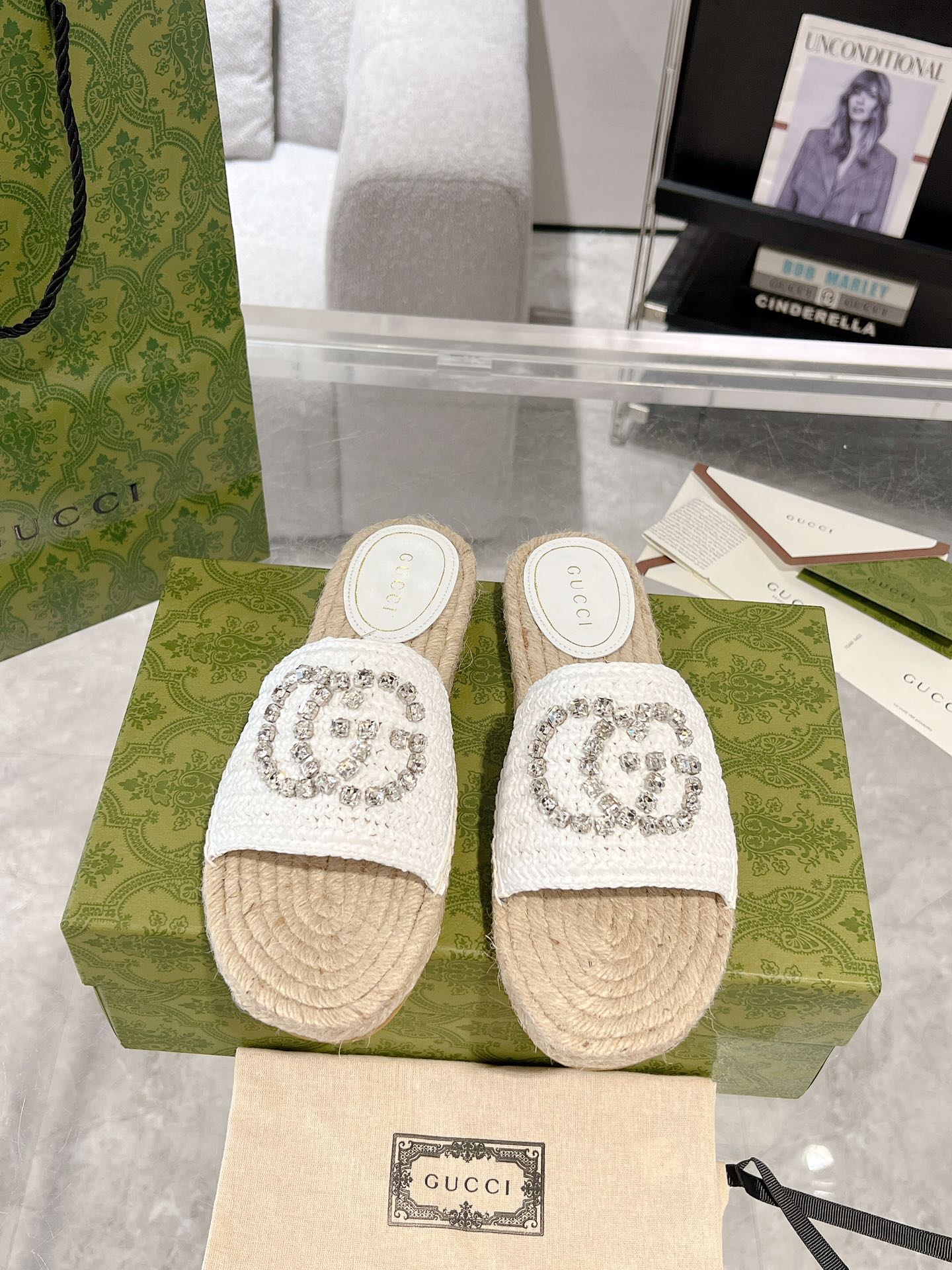 Gucci 女士互扣式水钻双G草编织拖鞋 这款单品出自Gucci Lido系列 设计灵感源自意大利海岸的夏日风情和海滩俱乐部