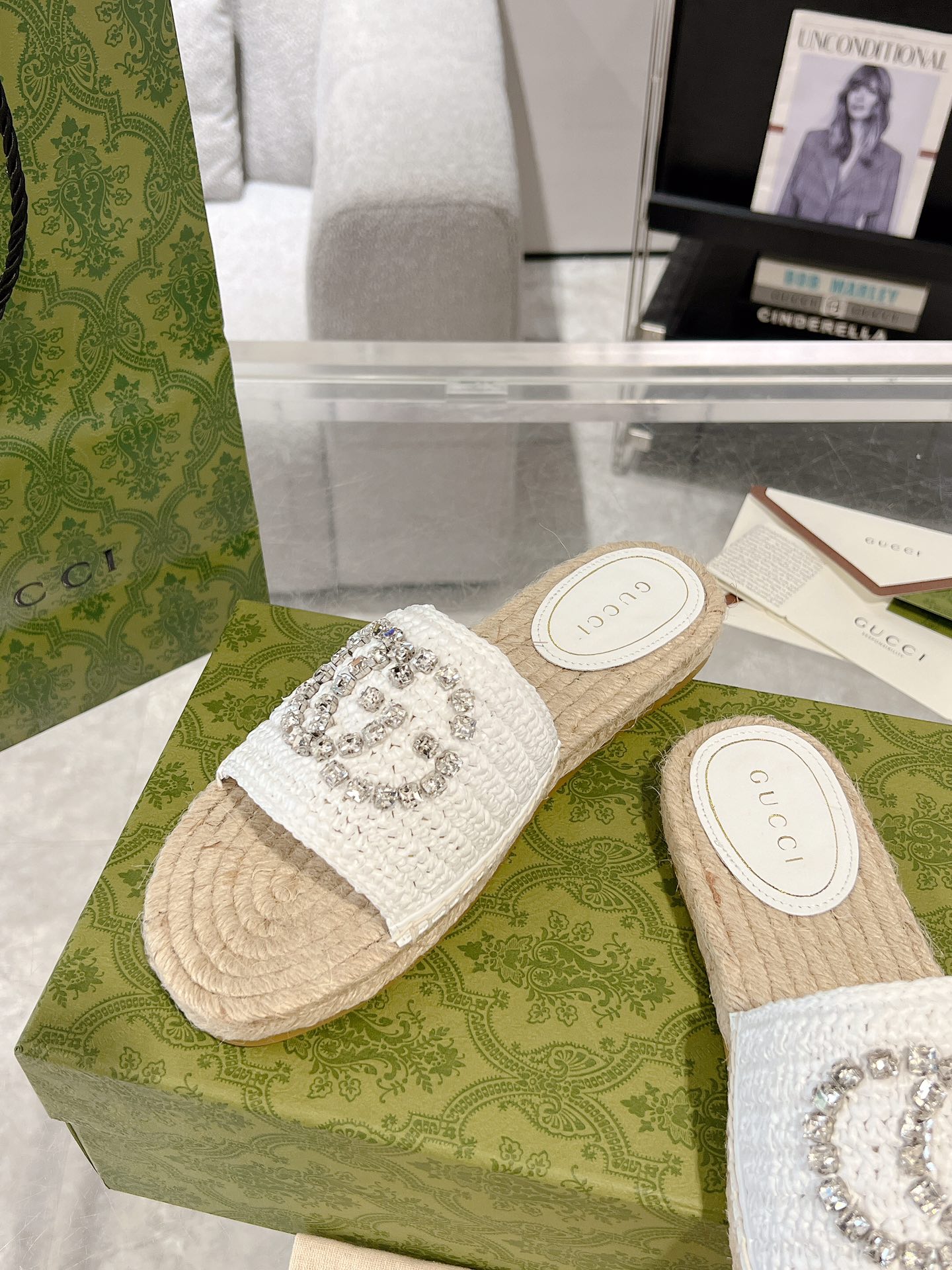Gucci 女士互扣式水钻双G草编织拖鞋 这款单品出自Gucci Lido系列 设计灵感源自意大利海岸的夏日风情和海滩俱乐部