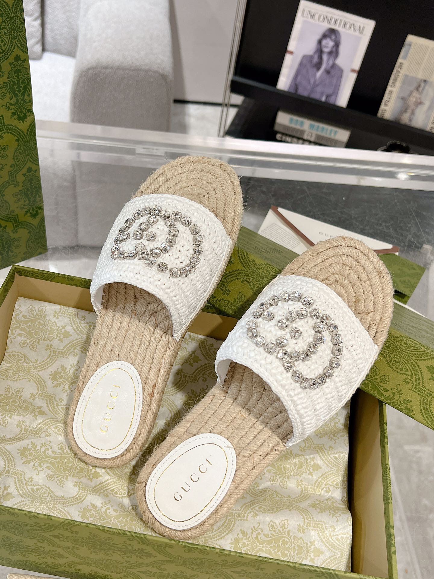 Gucci 女士互扣式水钻双G草编织拖鞋 这款单品出自Gucci Lido系列 设计灵感源自意大利海岸的夏日风情和海滩俱乐部