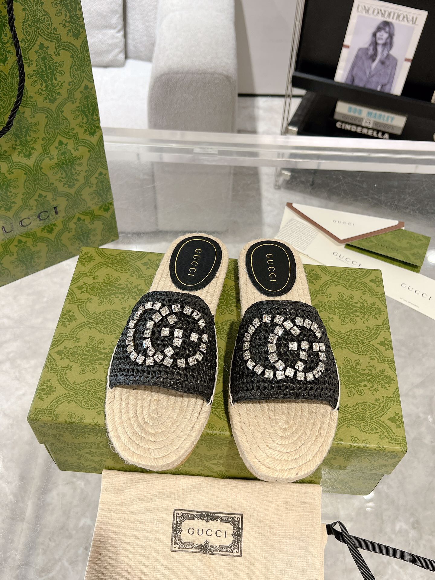 Gucci 女士互扣式水钻双G草编织拖鞋 这款单品出自Gucci Lido系列 设计灵感源自意大利海岸的夏日风情和海滩俱乐部