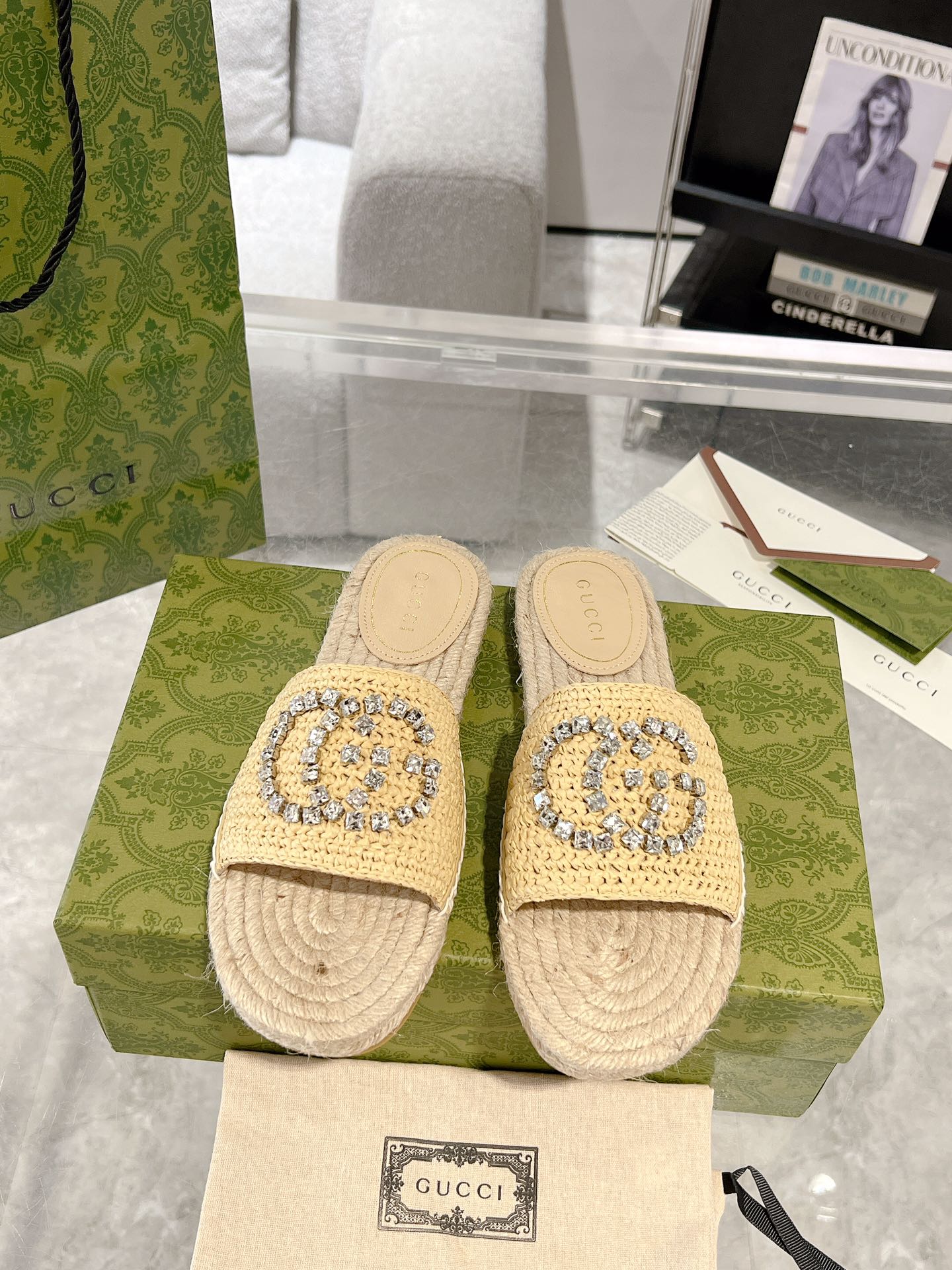 Gucci 女士互扣式水钻双G草编织拖鞋 这款单品出自Gucci Lido系列 设计灵感源自意大利海岸的夏日风情和海滩俱乐部