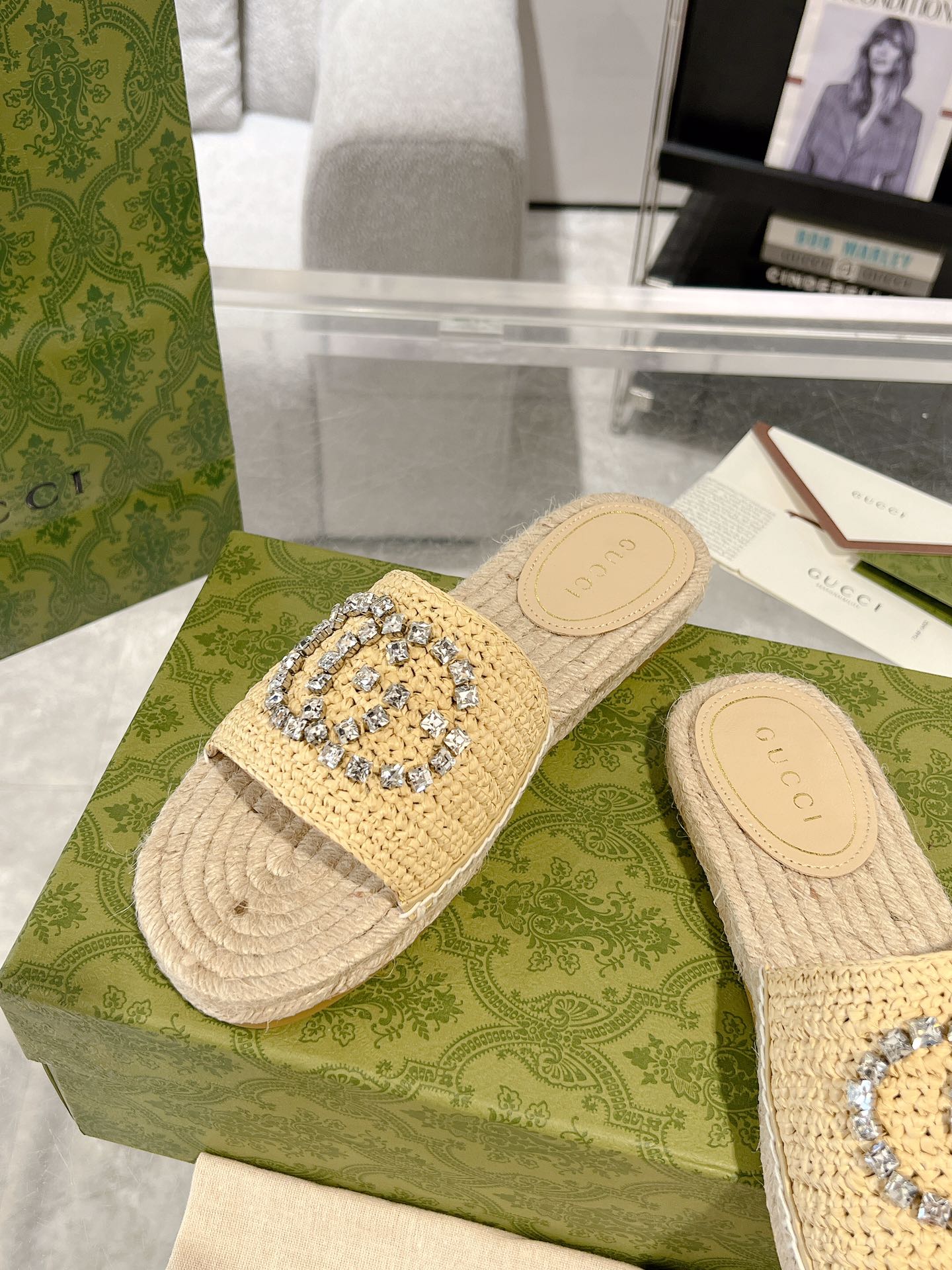 Gucci 女士互扣式水钻双G草编织拖鞋 这款单品出自Gucci Lido系列 设计灵感源自意大利海岸的夏日风情和海滩俱乐部