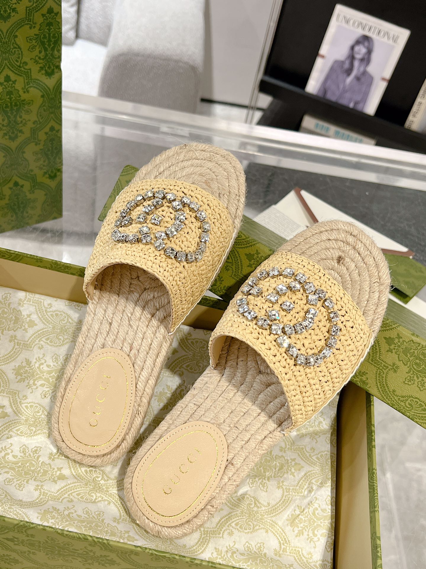 Gucci 女士互扣式水钻双G草编织拖鞋 这款单品出自Gucci Lido系列 设计灵感源自意大利海岸的夏日风情和海滩俱乐部