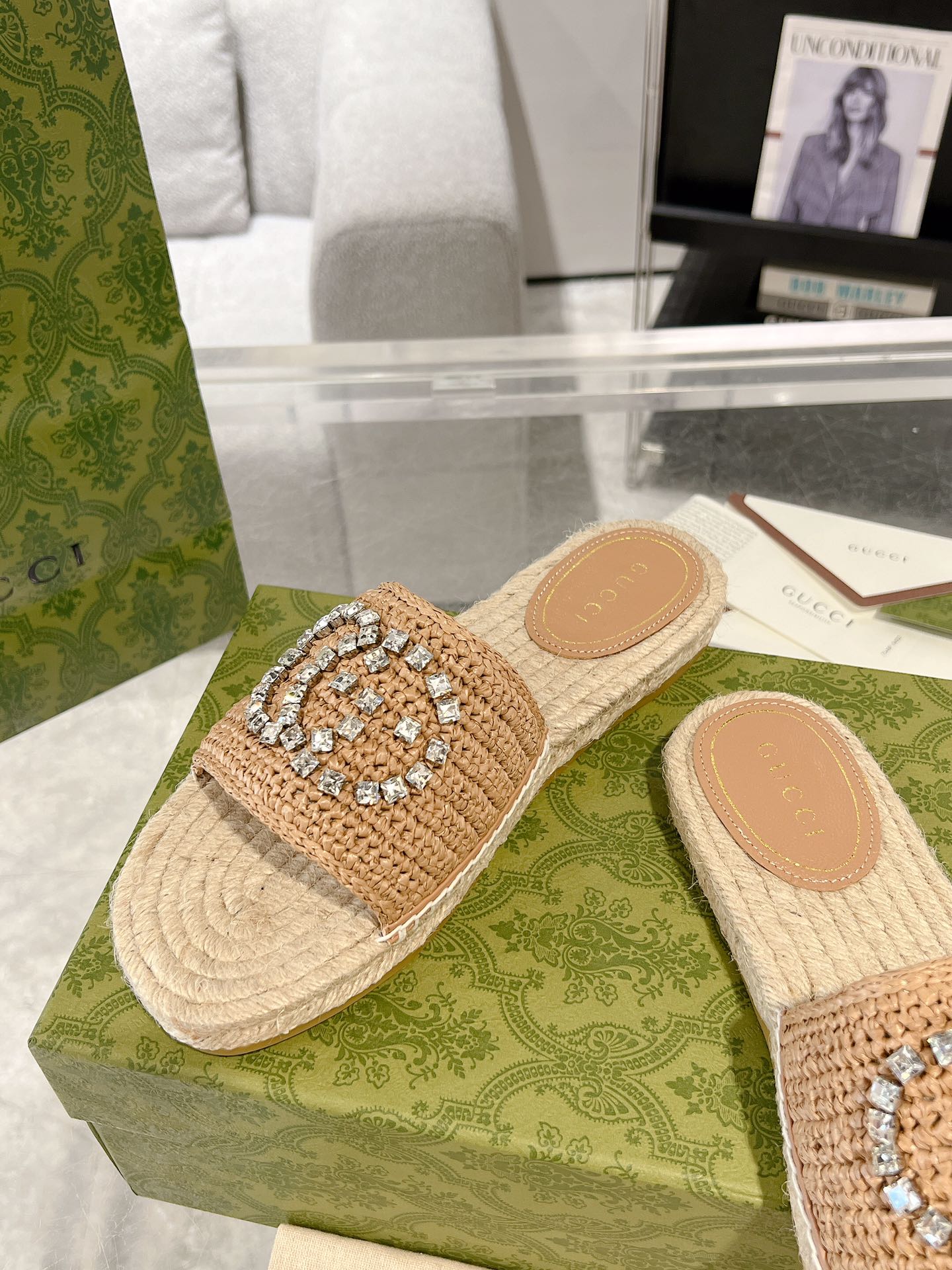 Gucci 女士互扣式水钻双G草编织拖鞋 这款单品出自Gucci Lido系列 设计灵感源自意大利海岸的夏日风情和海滩俱乐部