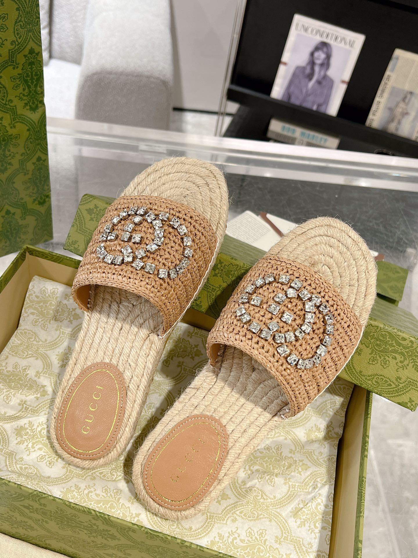 Gucci 女士互扣式水钻双G草编织拖鞋 这款单品出自Gucci Lido系列 设计灵感源自意大利海岸的夏日风情和海滩俱乐部