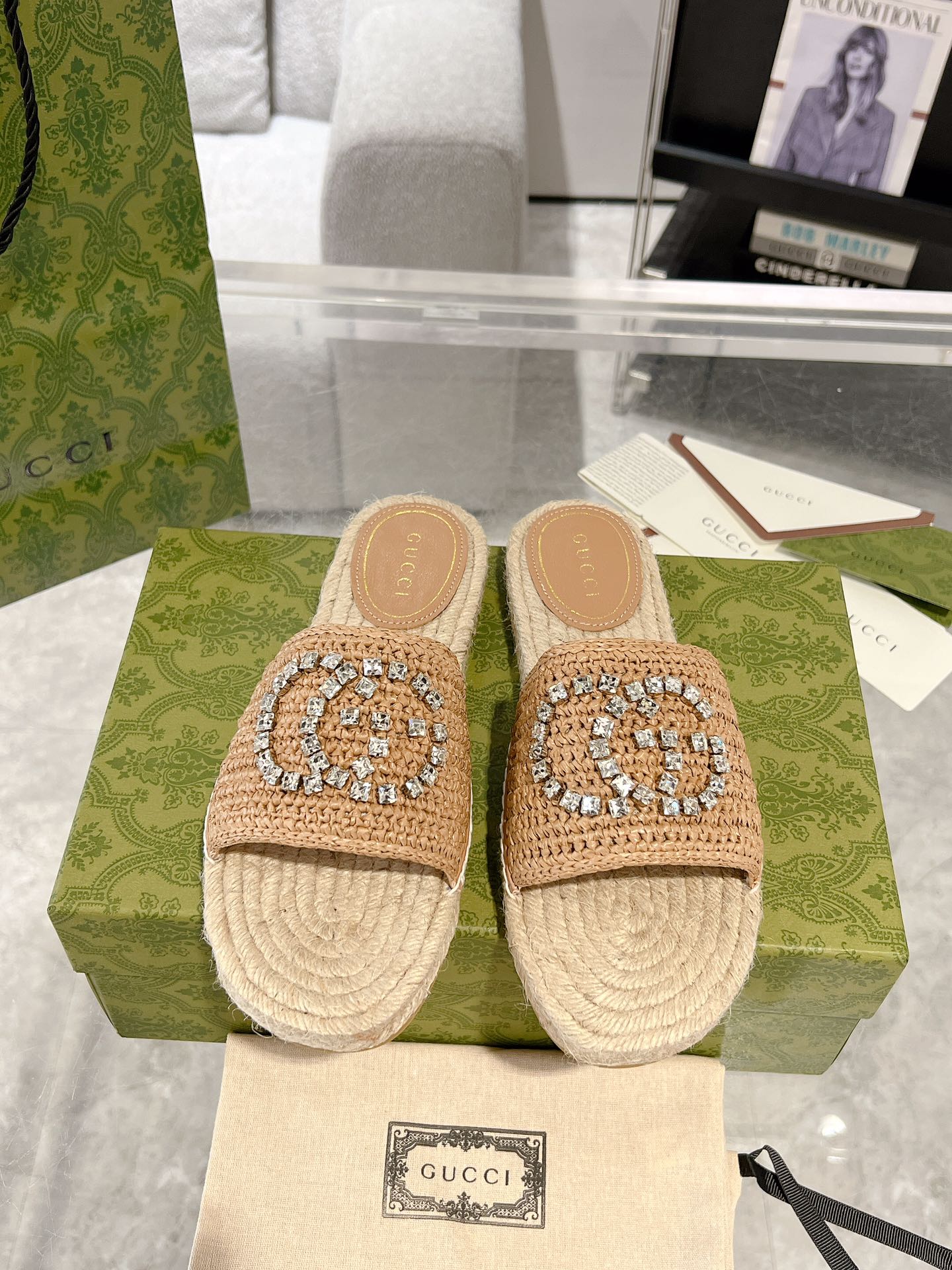 Gucci 女士互扣式水钻双G草编织拖鞋 这款单品出自Gucci Lido系列 设计灵感源自意大利海岸的夏日风情和海滩俱乐部