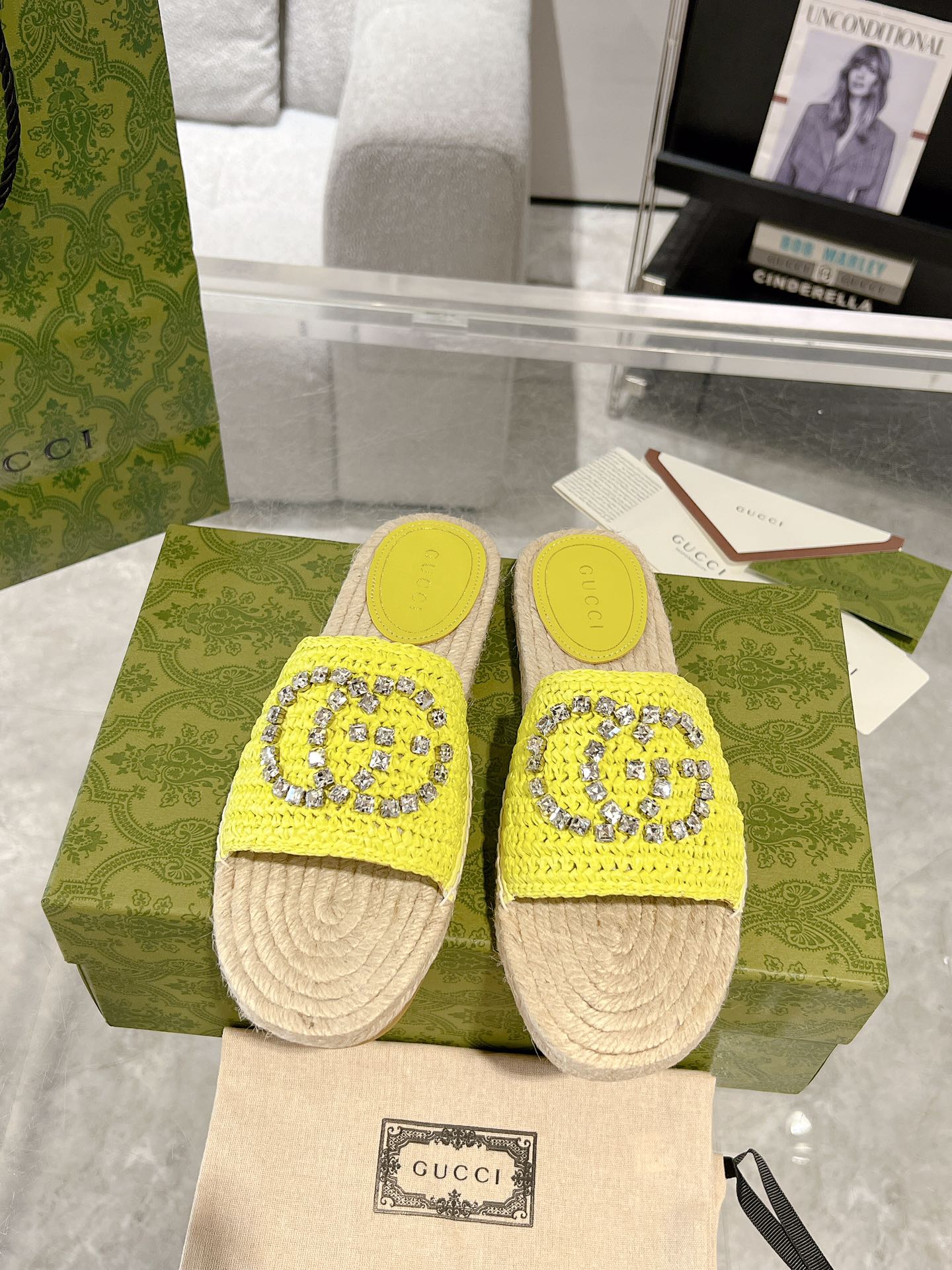 Gucci 女士互扣式水钻双G草编织拖鞋 这款单品出自Gucci Lido系列 设计灵感源自意大利海岸的夏日风情和海滩俱乐部