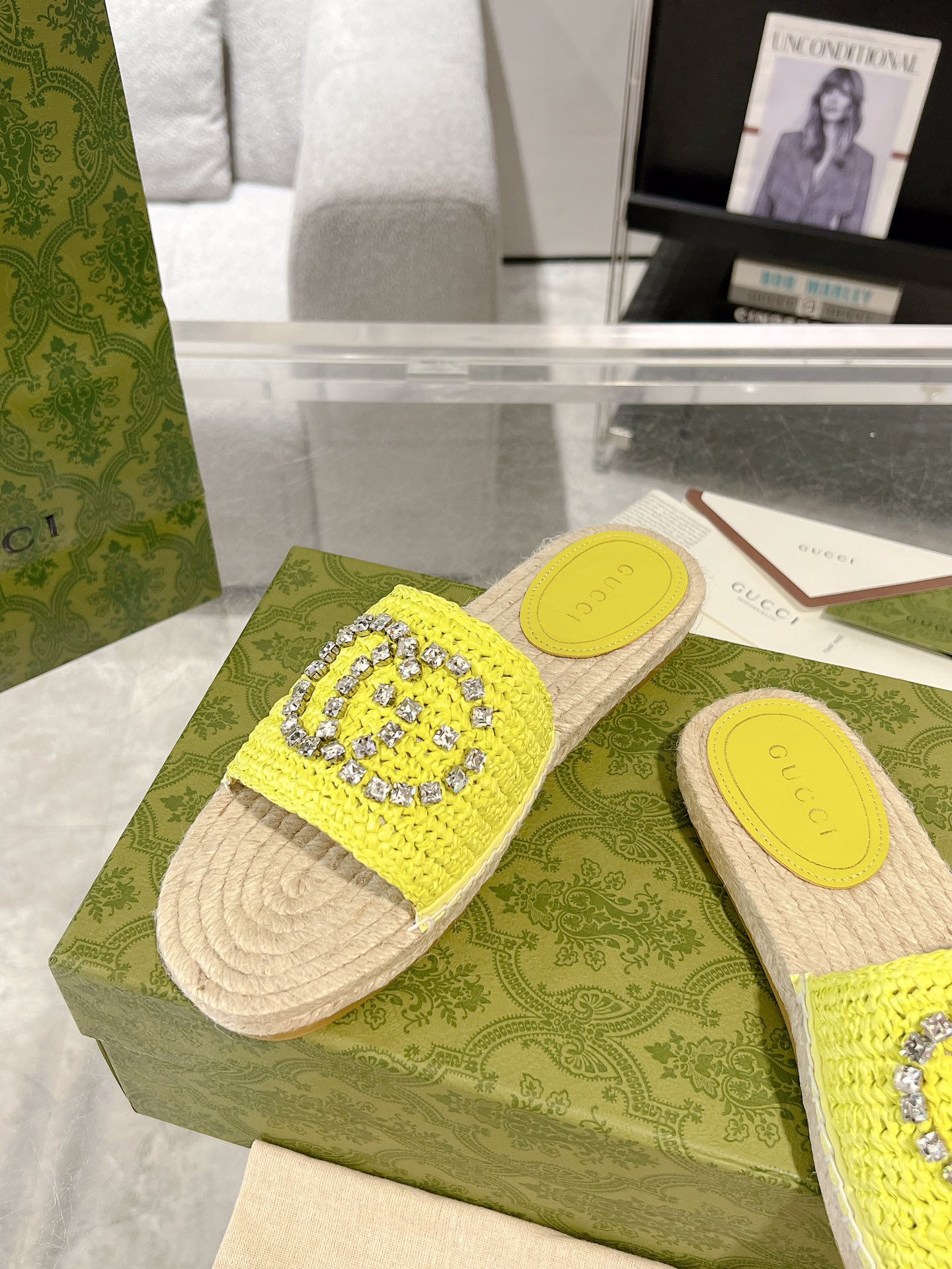 Gucci 女士互扣式水钻双G草编织拖鞋 这款单品出自Gucci Lido系列 设计灵感源自意大利海岸的夏日风情和海滩俱乐部