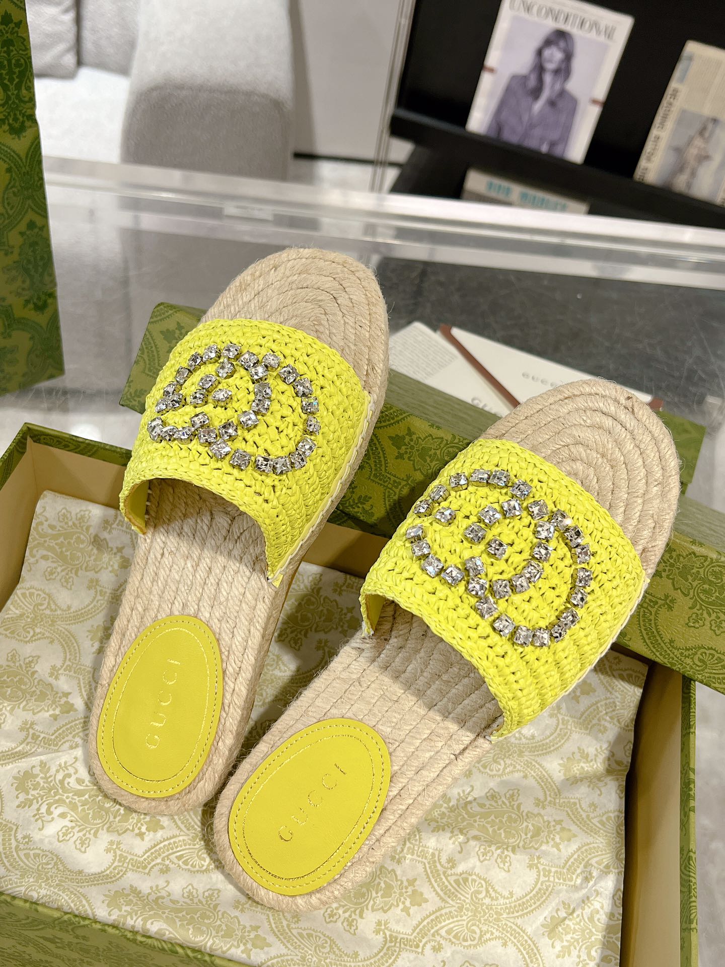 Gucci 女士互扣式水钻双G草编织拖鞋 这款单品出自Gucci Lido系列 设计灵感源自意大利海岸的夏日风情和海滩俱乐部
