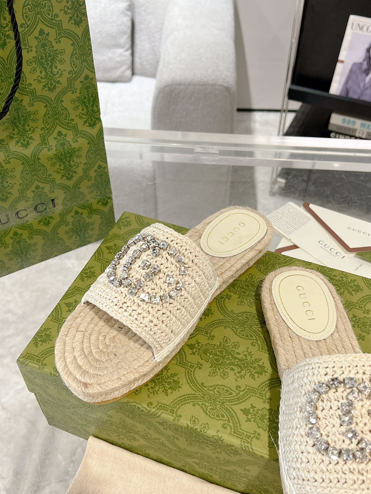 Gucci 女士互扣式水钻双G草编织拖鞋 这款单品出自Gucci Lido系列 设计灵感源自意大利海岸的夏日风情和海滩俱乐部