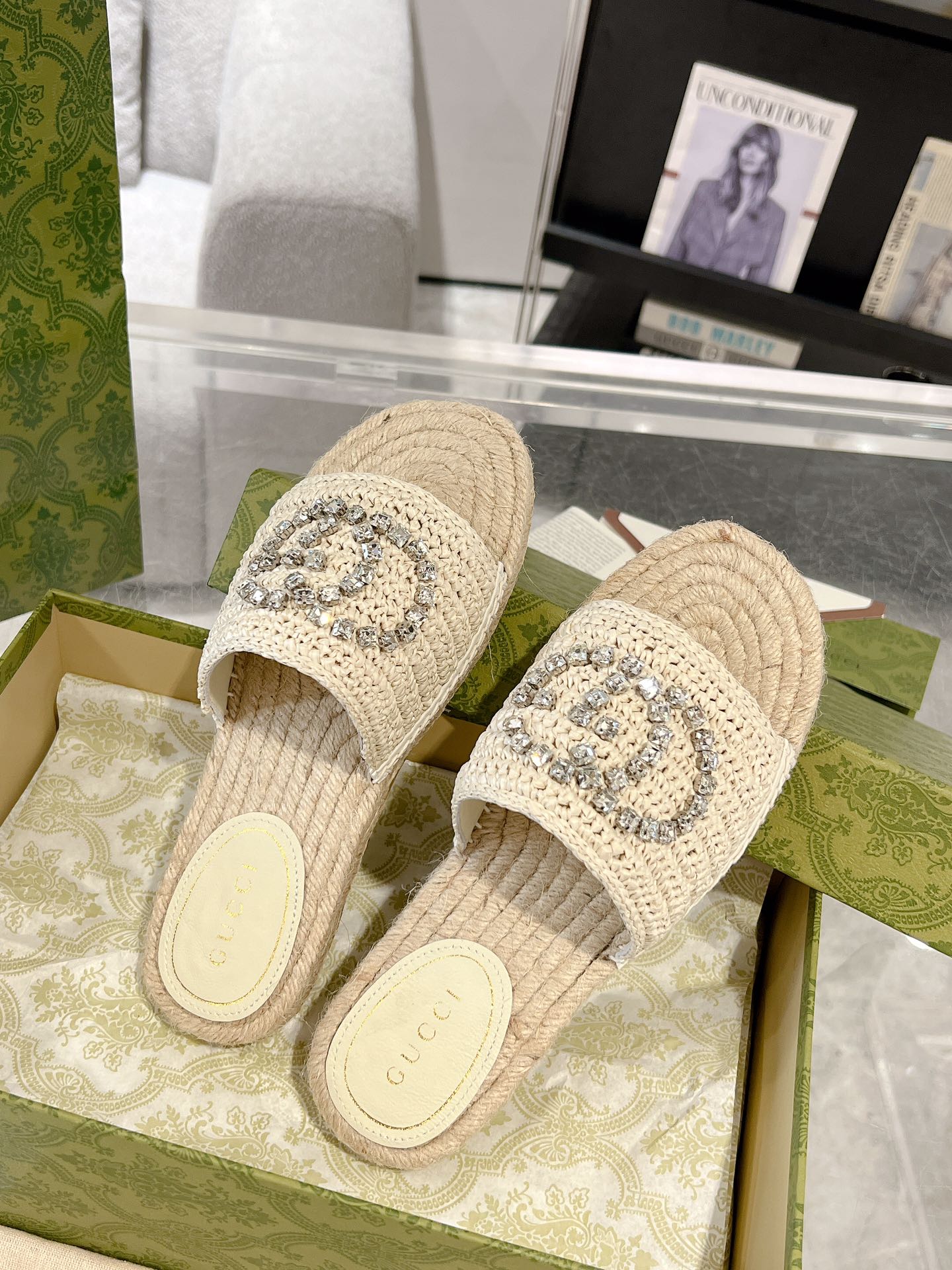 Gucci 女士互扣式水钻双G草编织拖鞋 这款单品出自Gucci Lido系列 设计灵感源自意大利海岸的夏日风情和海滩俱乐部