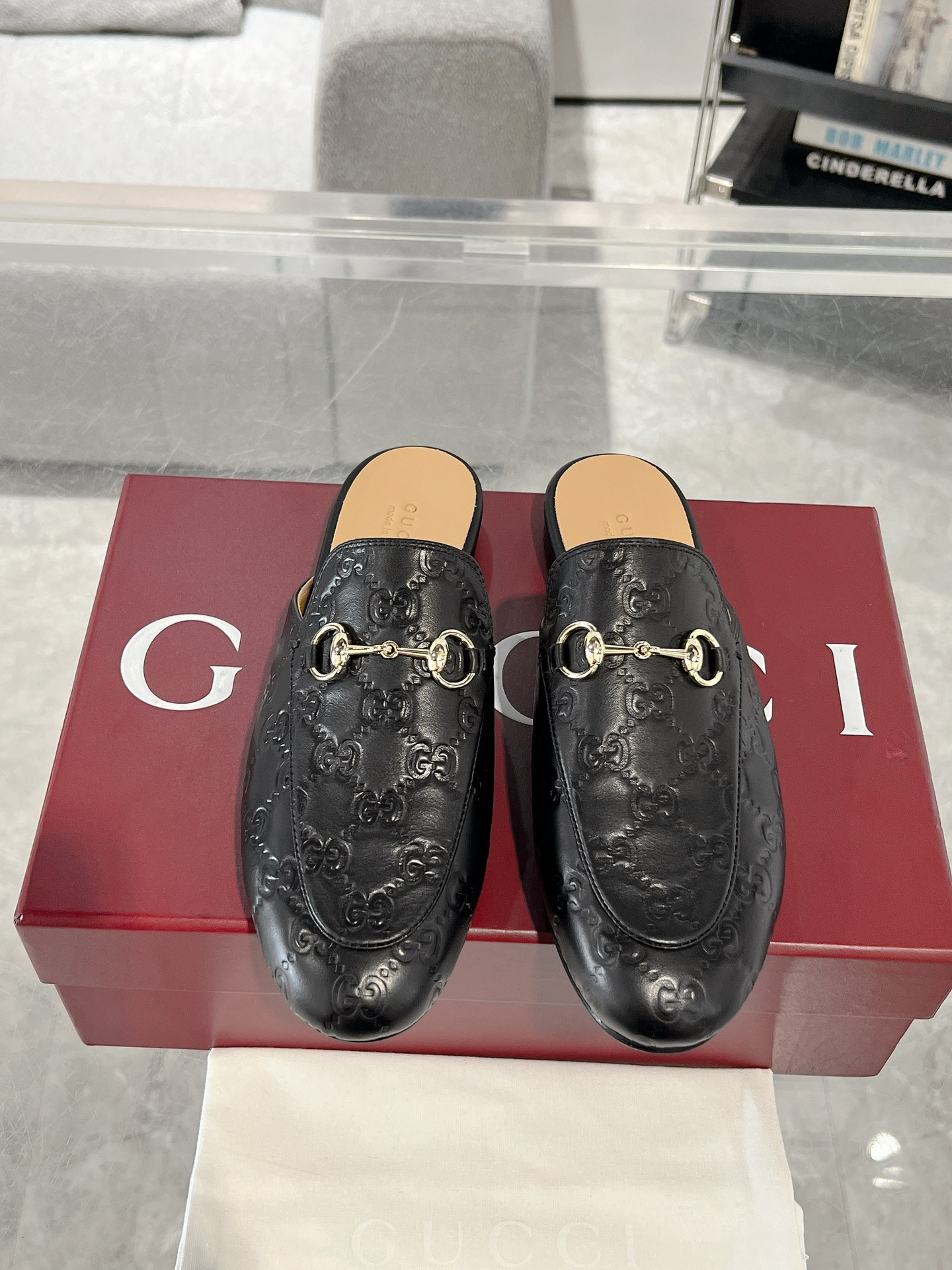 NO:235186,rincetown series slippers rincetown series slippers are made of classic leather fabrics and are paired with the iconic gold tone horse buckles, which gives a shocking effect. Customized sheepskin leather outsole size 34-42 (34 40 41 42 custom made without return), semi-trailing, slippers, sheepskin, Leather soles19860909rincetown系列拖鞋rincetown系列拖鞋采用品牌经典的皮革面料,配以标志性的金色调马衔扣,呈现震撼效果. 内里定制羊皮 真皮大底 码数34-42（34 40 41 42定做不退换）,半拖,slippers,sheepskin,Leather soles,Women's Shoes