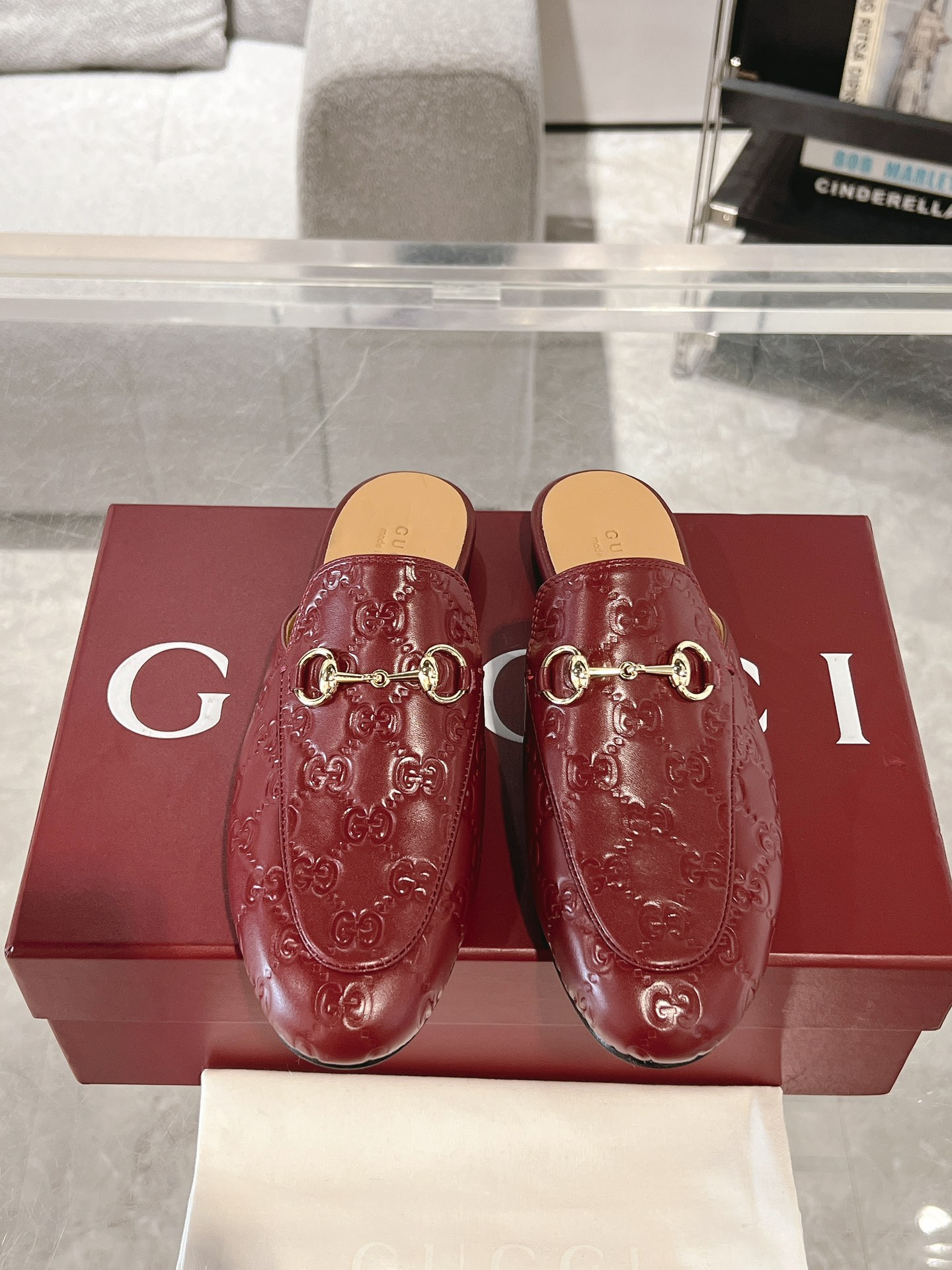 NO:235189,rincetown series slippers rincetown series slippers are made of classic leather fabrics and are paired with the iconic gold tone horse buckles, which gives a shocking effect. Customized sheepskin leather outsole size 34-42 (34 42 custom made without return or exchange), semi-trailing, slippers, sheepskin, Leather soles19860909rincetown系列拖鞋rincetown系列拖鞋采用品牌经典的皮革面料,配以标志性的金色调马衔扣,呈现震撼效果. 内里定制羊皮 真皮大底 码数34-42（34 42定做不退换）,半拖,slippers,sheepskin,Leather soles,Women's Shoes