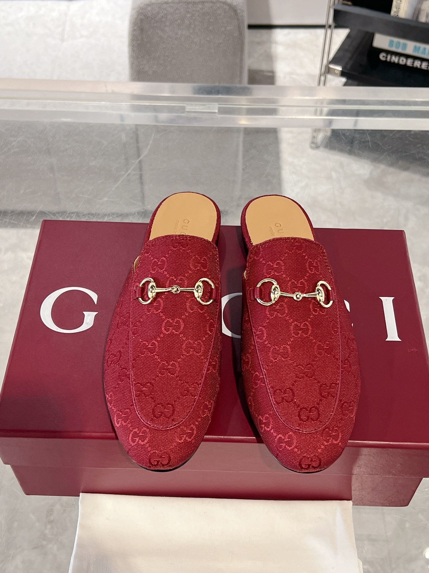 NO:235183,rincetown series slippers rincetown series slippers are made of classic leather fabrics and are paired with the iconic gold tone horse buckles, which gives a shocking effect. Customized sheepskin leather outsole size 34-42 (34 42 custom made without return or exchange), semi-trailing, slippers, sheepskin, Leather soles19860909rincetown系列拖鞋rincetown系列拖鞋采用品牌经典的皮革面料,配以标志性的金色调马衔扣,呈现震撼效果. 内里定制羊皮 真皮大底 码数34-42（34 42定做不退换）,半拖,slippers,sheepskin,Leather soles,Women's Shoes