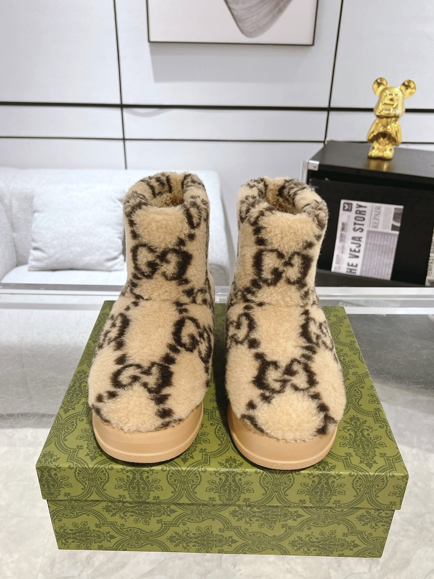 NO:479080,【New Product】Merino Wool Pipe Women's Boots Snow Boots This boot is made of apricot and brown GG suede material, interpreting the classic material deeply rooted in Gucci's heritage with a modern style. The luxurious Merino Wool Pipe is another major design highlight, adding a touch of warmth and unique texture to the whole. The rubber sole is decorated with the iconic GG logo, which makes it more exquisite and exquisite. Upper Merino Wool Pairing Sole Thickness 4.2cm Size 35~42 (41.42 Customized No Returns and Exchanges), Wool Shoes Snow Boots, Gucci, Boots19860909【新品】饰美利奴羊毛滚边女靴雪地靴这款靴子采用杏色和咖啡色GG绒面材质制作,以现代风范诠释深深植根于Gucci传承的经典材质.奢华的美利奴羊毛滚边是另一大设计亮点,为整体增添一丝暖意和别致质感.橡胶鞋底饰有标志性GG标识,更显精致考究. 鞋面美利奴羊毛饰面 底厚度4.2cm 码数35～42码（41.42定做不退换）,毛毛鞋雪地靴,gucci,boots,Women's Shoes