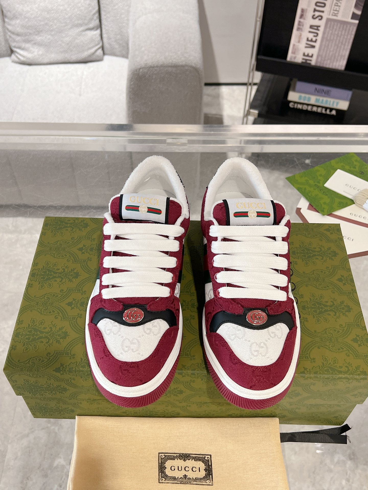 NO:168579,Gucci Screener series men and women sports shoes couples dirty shoes Small dirty shoes The name of the Screener series is inspired by the defensive movements in sports. The design of the sneakers is constantly drawn from classic sports shoes in the 1970s. Upper cowhide piping, inner lining original high-density fluff inner lining logo decoration metal double G oval enamel details Packaging counter original top-level full set packaging, large sole vacuum TPU material Shoe size: women 35-40 men 39-44 (female 41 men 38 and 45 custom-made non-return and exchange), casual shoes/sports, gucci, sneakers, cowhide19860909情侣款Gucci Screener系列男女运动鞋情侣款脏脏鞋 小脏鞋Screener系列名称的灵感来源于体育运动中的防守动作,运动鞋的设计从20世纪70年代的经典运动鞋不断汲取灵感. 鞋面牛皮滚边 内里原版高密度绒毛内里 logo饰金属双G椭圆形珐琅细节 包装专柜原版顶级全套包装 大底抽真空TPU材质 鞋码: 女35-40 男39-44 (女41男38、45定做不退换）,休闲鞋/运动鞋,gucci,sneakers,cowhide,Women's Shoes