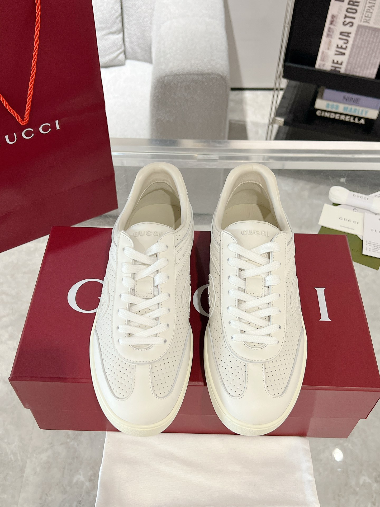 NO:168581,Gucci new couples G casual shoes, white shoes, these shoes are made of soft suede, exuding a delicate and modern charm. The classic Interlocking G logo elegantly highlights the streamlined style, adding a delicate touch to the design. The delivery counter is exquisitely packaged, cowhide, and chamois leather upper Size: 35-45 (for women 41.45 custom made without return), casual shoes/sports shoes, gucci, sneakers, cowhide, chamois leather19860909Gucci 新款情侣款双G休闲鞋 小白鞋 这双鞋由柔软的麂皮制成,散发出精致而现代的魅力.经典的Interlocking G标志优雅地突显了流线型版型,为设计增添精致的触感. 配送专柜精美包装 鞋面牛皮面 码数:35-45（女41.45定做不退换）,休闲鞋/运动鞋,gucci,sneakers,cowhide,chamois leather,Women's Shoes