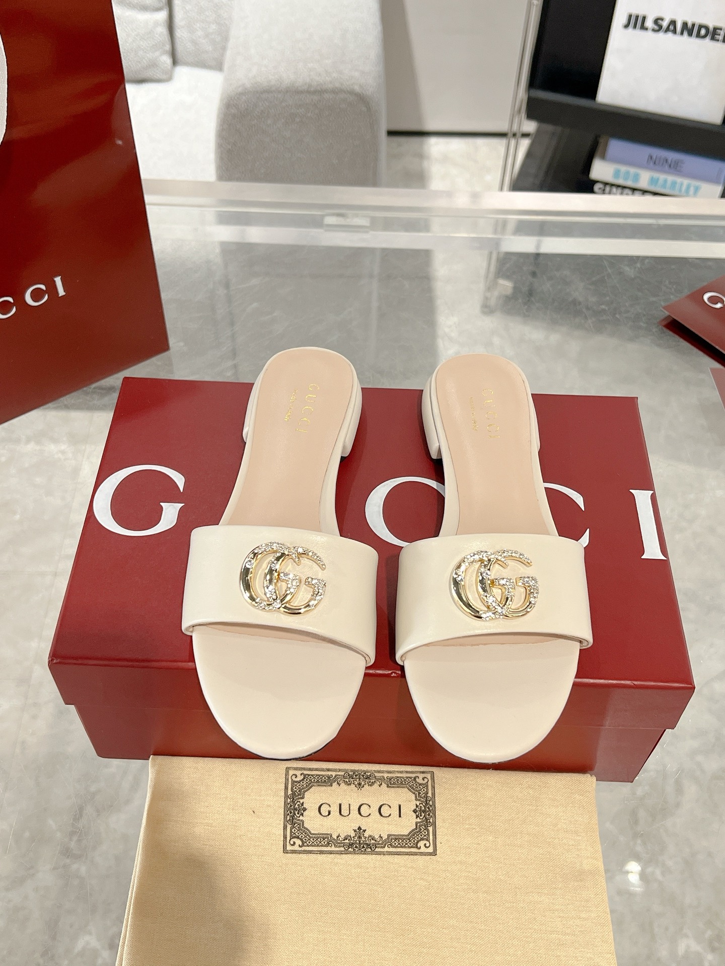 NO:171201,Gucci 25ss Spring new product, double G flat slippers, high-end version recommendation, original version purchased for counter, one to one, all details, materials, all the same as what you bought in counter, upper cowhide, sheep, genuine leather outsole, heel height 1.5cm size: 35-42 (40.41.42 custom made without return or exchange), slippers, gucci, slippers, cowhide, Leather soles19860909Gucci 25ss春季新品 双G平底拖鞋 高端版推荐 专柜购买原版一比一打造 所有细节 材料 全部跟你在专柜买到的都一样 鞋面牛皮 羊里 真皮大底 跟高1.5cm码数:35-42（40.41.42定做不退换）,拖鞋,gucci,slippers,cowhide,Leather soles,Women's Shoes