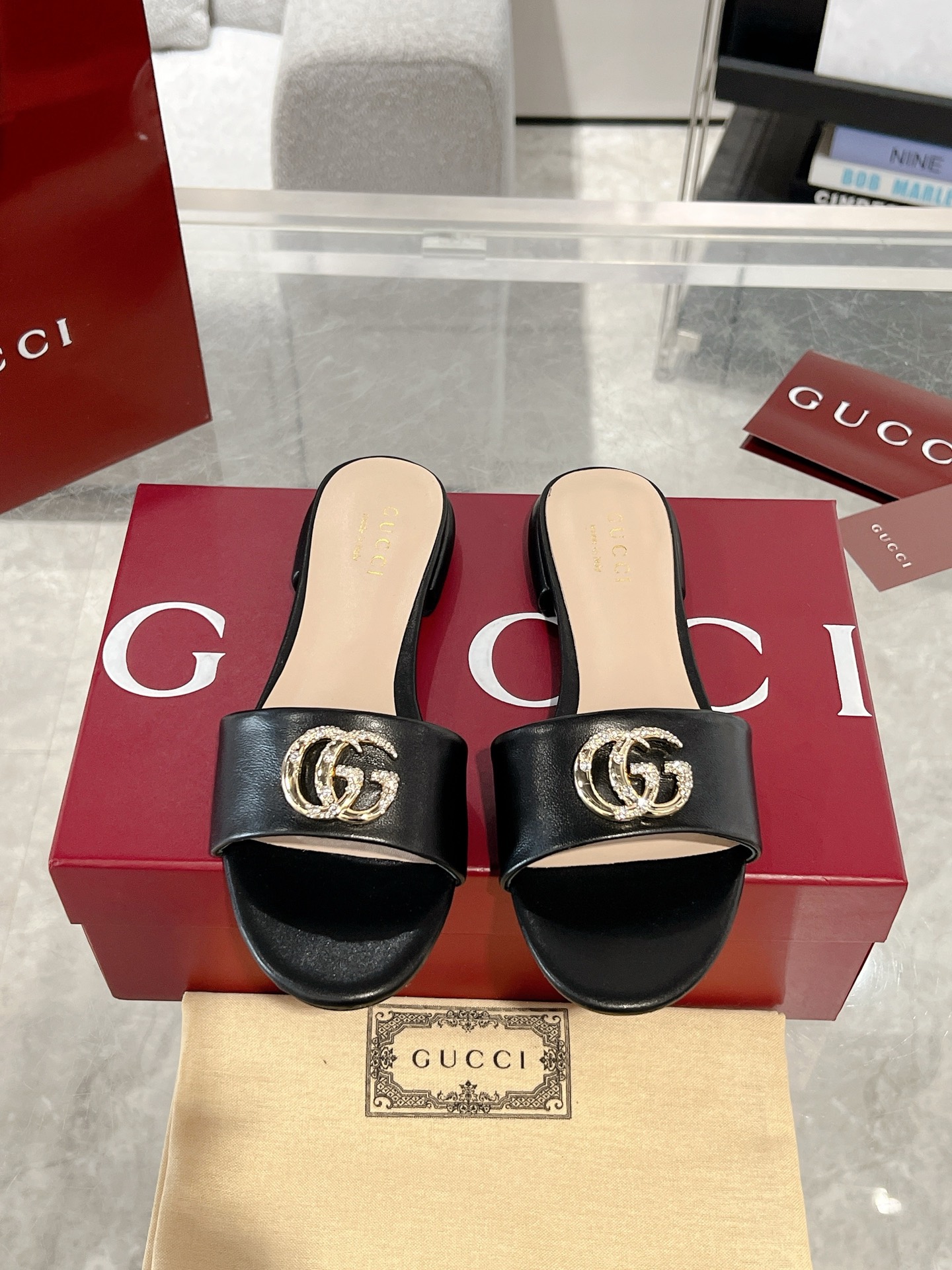 NO:171207,Gucci 25ss Spring new product, double G flat slippers, high-end version recommendation, original version purchased for counter, one to one, all details, materials, all the same as what you bought in counter, upper cowhide, sheep, genuine leather outsole, heel height 1.5cm size: 35-42 (40.41.42 custom made without return or exchange), slippers, gucci, slippers, cowhide, Leather soles19860909Gucci 25ss春季新品 双G平底拖鞋 高端版推荐 专柜购买原版一比一打造 所有细节 材料 全部跟你在专柜买到的都一样 鞋面牛皮 羊里 真皮大底 跟高1.5cm码数:35-42（40.41.42定做不退换）,拖鞋,gucci,slippers,cowhide,Leather soles,Women's Shoes