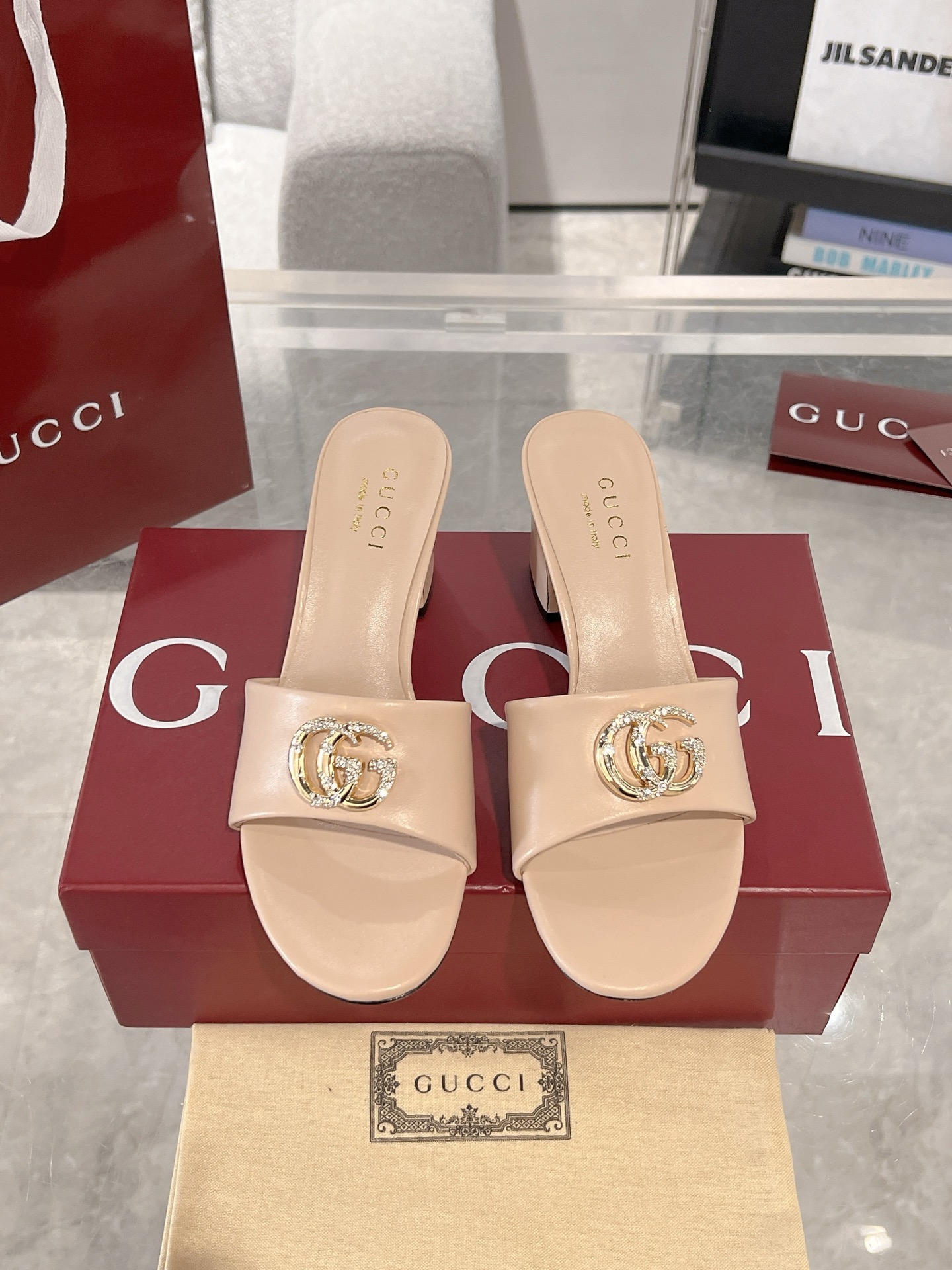 NO:171216,Gucci 25ss Spring new product, double G high-heel slippers, high-end version recommendation, original version purchased for counter purchase, all details, materials, all the same as what you bought in counter, upper cowhide, sheep, genuine leather outsole, heel height 6.5cm size: 35-42 (40.41.42 custom made without return or exchange), slippers, gucci, slippers, cowhide, Leather soles19860909Gucci 25ss春季新品 双G高跟拖鞋 高端版推荐 专柜购买原版一比一打造 所有细节 材料 全部跟你在专柜买到的都一样 鞋面牛皮 羊里 真皮大底 跟高6.5cm码数:35-42（40.41.42定做不退换）,拖鞋,gucci,slippers,cowhide,Leather soles,Women's Shoes