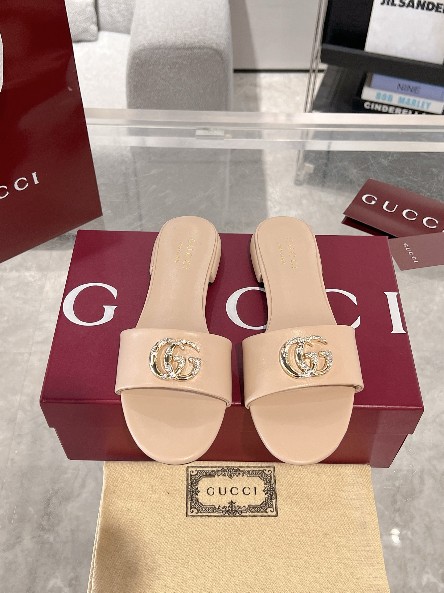 NO:171213,Gucci 25ss Spring new product, double G flat slippers, high-end version recommendation, original version purchased for counter, one to one, all details, materials, all the same as what you bought in counter, upper cowhide, sheep, genuine leather outsole, heel height 1.5cm size: 35-42 (40.41.42 custom made without return or exchange), slippers, gucci, slippers, cowhide, Leather soles19860909Gucci 25ss春季新品 双G平底拖鞋 高端版推荐 专柜购买原版一比一打造 所有细节 材料 全部跟你在专柜买到的都一样 鞋面牛皮 羊里 真皮大底 跟高1.5cm码数:35-42（40.41.42定做不退换）,拖鞋,gucci,slippers,cowhide,Leather soles,Women's Shoes