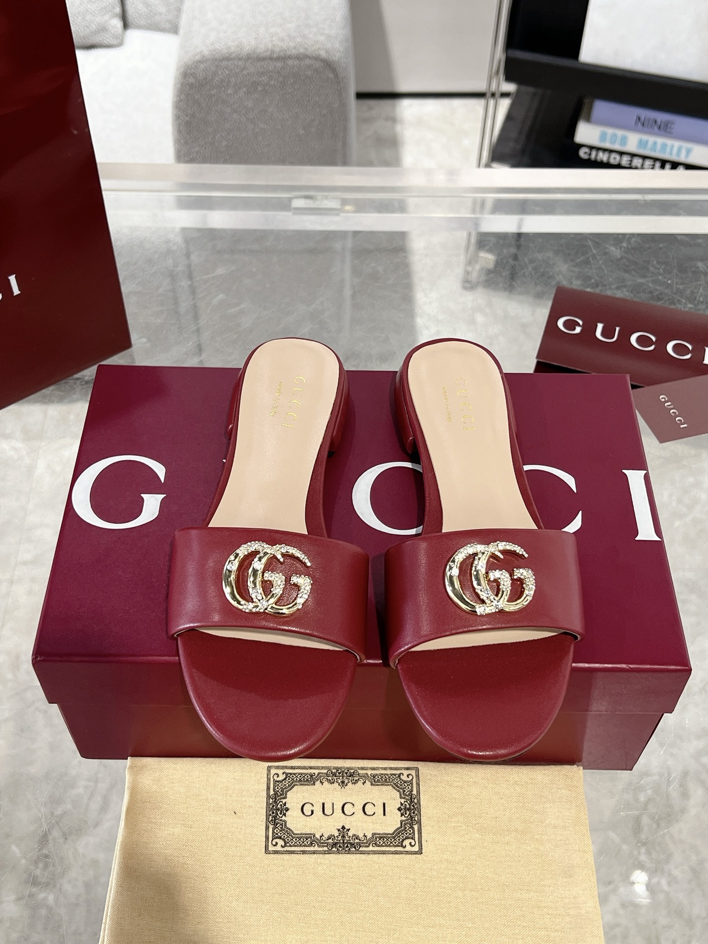 NO:171219,Gucci 25ss Spring new product, double G flat slippers, high-end version recommendation, original version purchased for counter, one to one, all details, materials, all the same as what you bought in counter, upper cowhide, sheep, genuine leather outsole, heel height 1.5cm size: 35-42 (40.41.42 custom made without return or exchange), slippers, gucci, slippers, cowhide, Leather soles19860909Gucci 25ss春季新品 双G平底拖鞋 高端版推荐 专柜购买原版一比一打造 所有细节 材料 全部跟你在专柜买到的都一样 鞋面牛皮 羊里 真皮大底 跟高1.5cm码数:35-42（40.41.42定做不退换）,拖鞋,gucci,slippers,cowhide,Leather soles,Women's Shoes