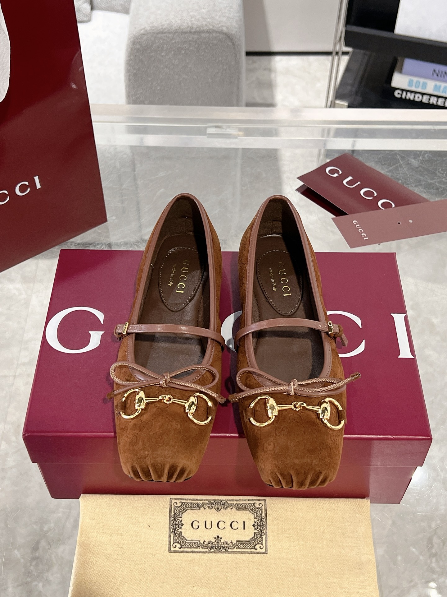 NO:171205,Gucci Horsebit Women's Ballet Flats This iconic horse-bit ballet flats feature a square toe design and elegant bow details to pay tribute to traditional ballet shoes. This item is ingeniously crafted by Original GG canvas, cleverly embellished with light gold tone horse buckles. The 