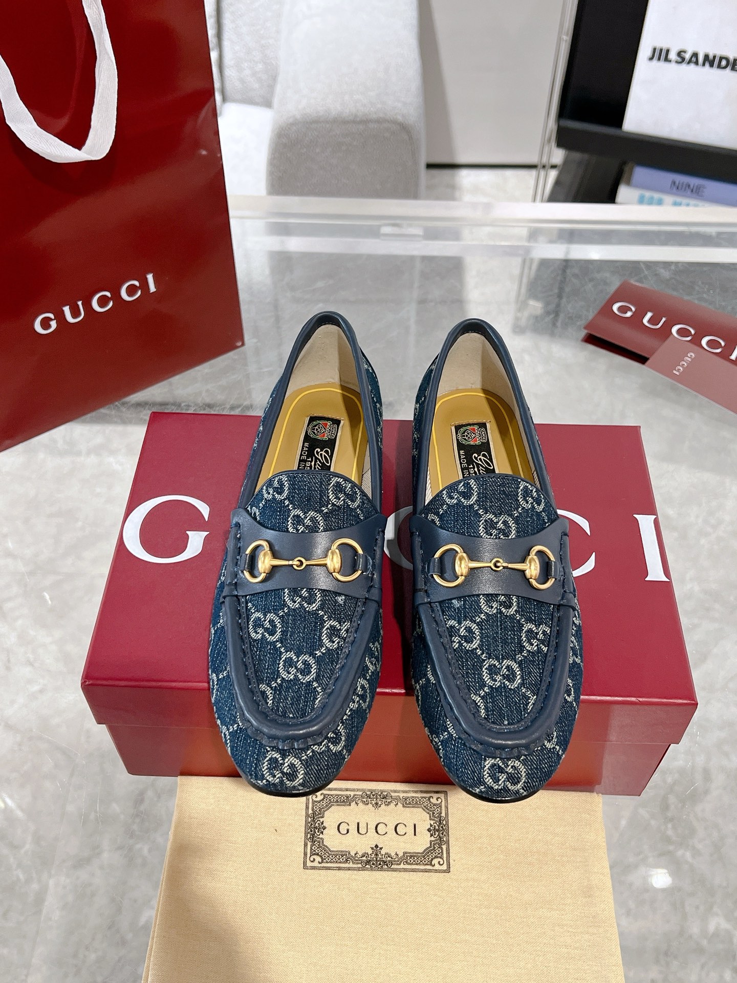 NO:171220,Gucci Horsebit 1953 Loafers This Gucci loafer is made with blue GG denim fabric, adding a bright and beautiful masterpiece to the brand's classic shoes. The rounded shape and gold-toned horse-bit accessories are romantically met here, making people feel Gucci's long-standing design heritage. Upper Blue GG denim canvas Italian leather outsole, size: 35-42 (40.41.42 custom made without return), loafers, gucci, loafers, Leather soles19860909Gucci Horsebit 1953乐福鞋 这款Gucci乐福鞋以蓝色GG牛仔面料匠心打造,为品牌经典鞋款再添亮眼力作.圆润造型与金色调马衔扣配件在此浪漫邂逅,让人不禁感怀Gucci悠久的设计传承. 鞋面 蓝色GG牛仔帆布 意大利真皮大底,码数:35-42（40.41.42定做不退换）,乐福鞋,gucci,loafers,Leather soles,Women's Shoes