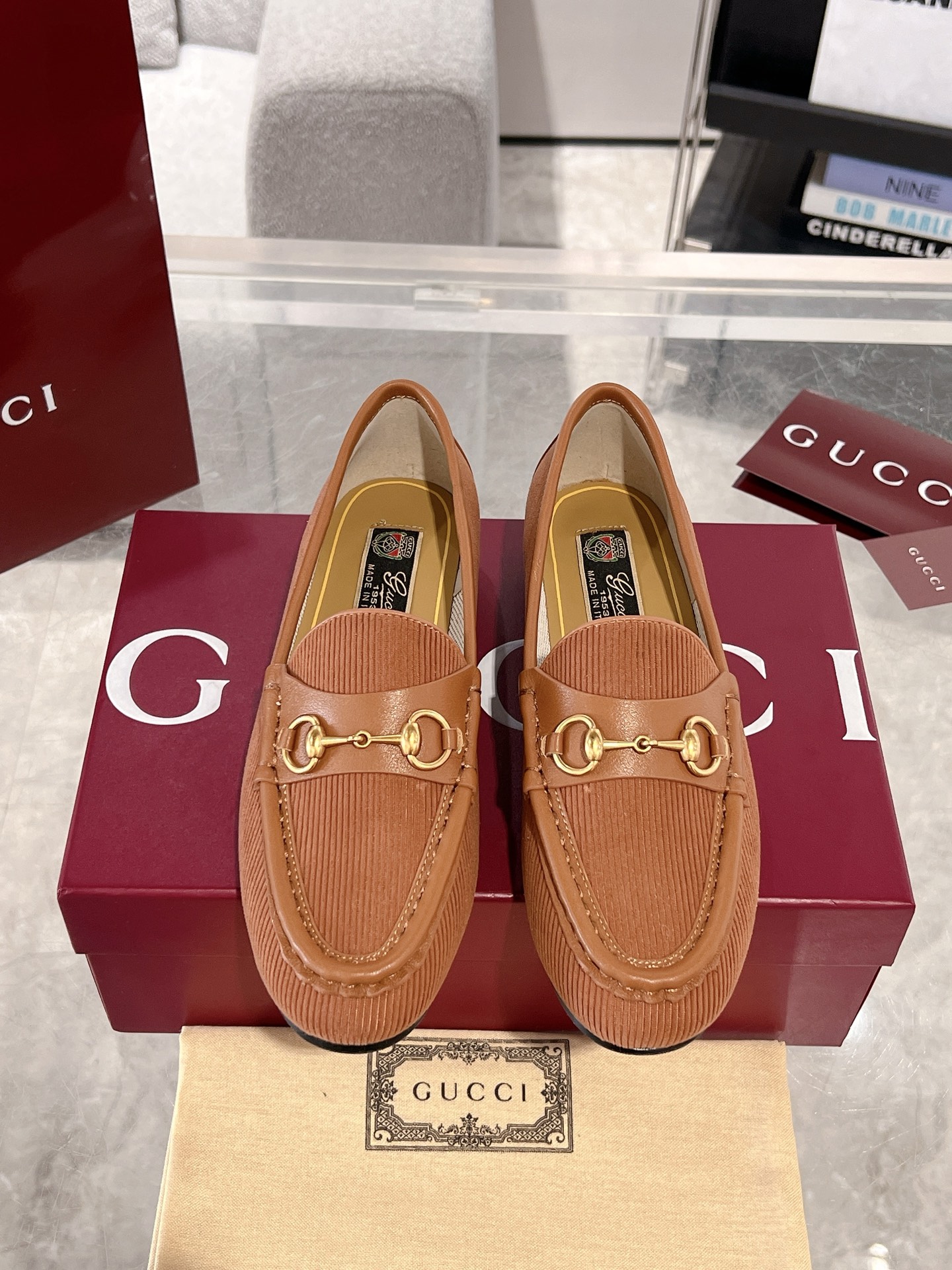 NO:171195,Gucci Horsebit 1953 Loafers This Gucci loafer is made with ribbed corduroy ingeniously, adding a bright and eye-catching masterpiece to the brand's classic shoes. The rounded shape and gold-toned horse-bit accessories are romantically met here, making people feel Gucci's long-standing design heritage. Upper Light brown ribbed corduroy Italian leather outsole, size: 35-42 (40.41.42 custom made without return), loafers, gucci, loafers, Leather soles19860909Gucci Horsebit 1953乐福鞋 这款Gucci乐福鞋以罗纹灯芯绒匠心打造,为品牌经典鞋款再添亮眼力作.圆润造型与金色调马衔扣配件在此浪漫邂逅,让人不禁感怀Gucci悠久的设计传承. 鞋面 浅棕色罗纹灯芯绒 意大利真皮大底,码数:35-42（40.41.42定做不退换）,乐福鞋,gucci,loafers,Leather soles,Women's Shoes