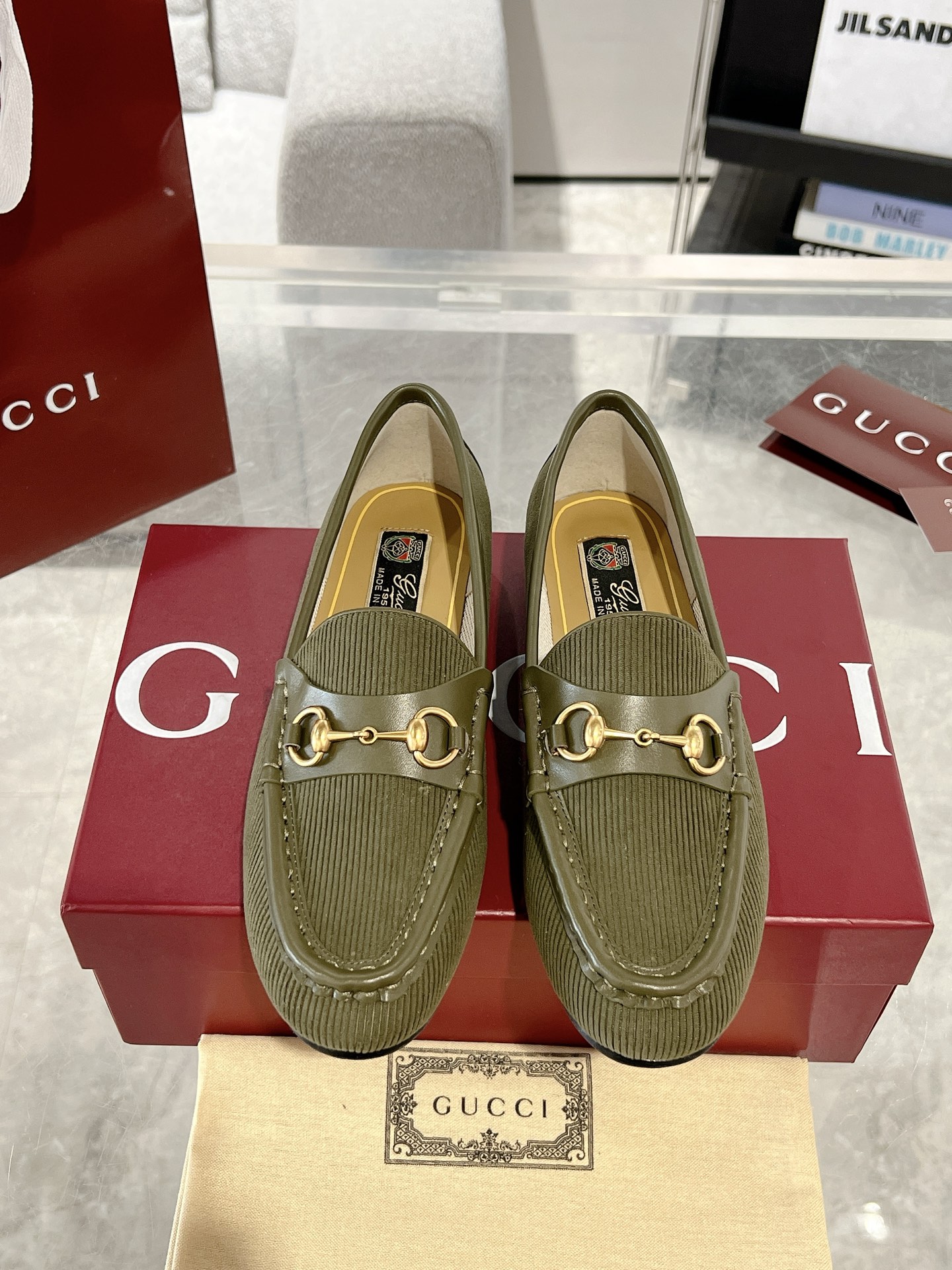 NO:171198,Gucci Horsebit 1953 Loafers This Gucci loafer is made with ribbed corduroy ingeniously, adding a bright and eye-catching masterpiece to the brand's classic shoes. The rounded shape and gold-toned horse-bit accessories are romantically met here, making people feel Gucci's long-standing design heritage. Upper dark green ribbed corduroy Italian leather outsole, size: 35-42 (40.41.42 custom made without return), loafers, gucci, loafers, Leather soles19860909Gucci Horsebit 1953乐福鞋 这款Gucci乐福鞋以罗纹灯芯绒匠心打造,为品牌经典鞋款再添亮眼力作.圆润造型与金色调马衔扣配件在此浪漫邂逅,让人不禁感怀Gucci悠久的设计传承. 鞋面 深绿色罗纹灯芯绒 意大利真皮大底,码数:35-42（40.41.42定做不退换）,乐福鞋,gucci,loafers,Leather soles,Women's Shoes