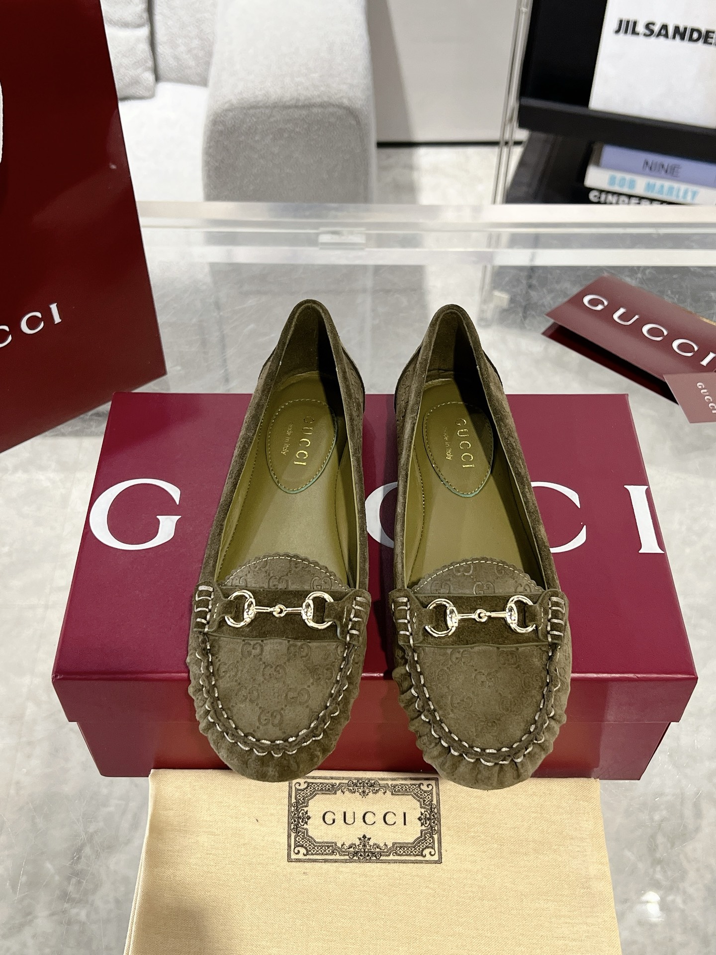 NO:171208,Gucci horse-bited ladies flat ballet shoes, wardrobe essentials are elegant and renewed. This design is made of high-quality mini GG suede material, cleverly blending the brand's classic heritage and modern exquisite charm. The details of the classic horse-bit are presented ingeniously with shiny silver accessories, adding elegant style to the fashionable and versatile silhouette. Mini GG suede upper, inner sheepskin, outsole leather outsole, size 35-42 (40.41.42 custom made without return), ballet shoes, gucci, sheepskin, Leather soles19860909Gucci 饰马衔扣女士平底芭蕾鞋 衣橱必备单品优雅焕新.这款设计以优质迷你GG绒面材质匠心打造,巧妙融合品牌经典传承与现代精致魅力.经典马衔扣细节以闪亮的银色调配件匠心呈现,为时尚百搭的廓形增添典雅格调. 鞋面迷你GG绒面 内里羊皮 大底真皮大底 码数35-42（40.41.42定做不退换）,芭蕾舞鞋,gucci,sheepskin,Leather soles,Women's Shoes