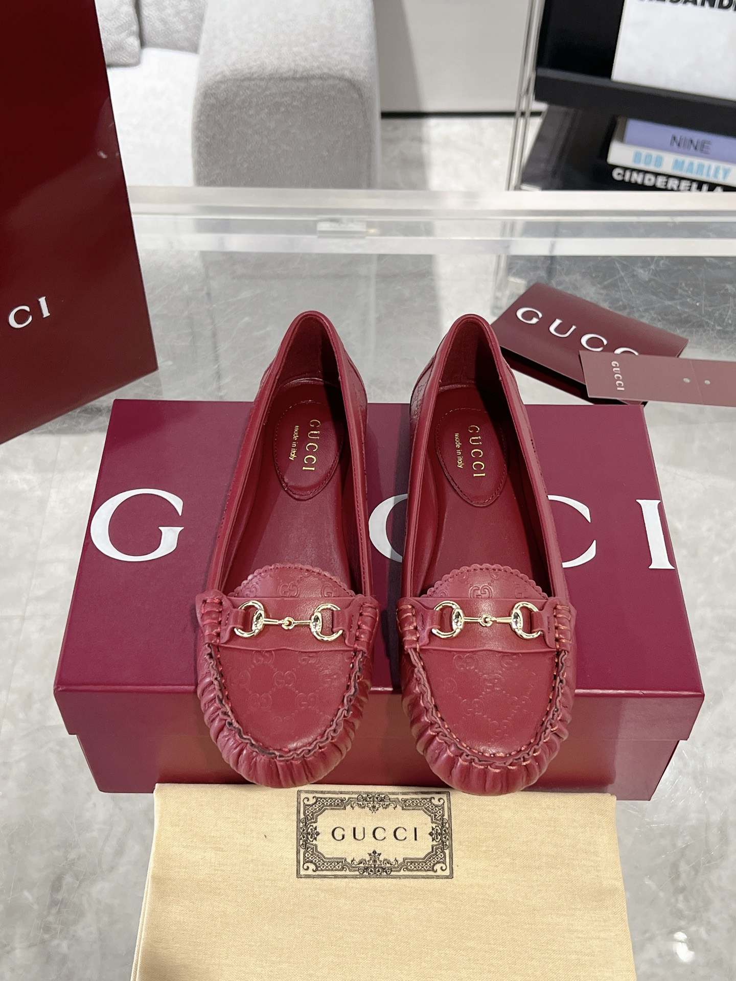 NO:171214,Gucci horse-bited ladies flat ballet shoes, wardrobe essentials are elegant and renewed. This design is made of high-quality mini GG suede material, cleverly blending the brand's classic heritage and modern exquisite charm. The details of the classic horse-bit are presented ingeniously with shiny silver accessories, adding elegant style to the fashionable and versatile silhouette. Mini GG cowhide inner sheepskin outsole leather outsole size 35-42 (40.41.42 custom made without return), ballet shoes, gucci, cowhide, sheepskin, Leather soles19860909Gucci 饰马衔扣女士平底芭蕾鞋 衣橱必备单品优雅焕新.这款设计以优质迷你GG绒面材质匠心打造,巧妙融合品牌经典传承与现代精致魅力.经典马衔扣细节以闪亮的银色调配件匠心呈现,为时尚百搭的廓形增添典雅格调. 鞋面迷你GG牛皮 内里羊皮 大底真皮大底 码数35-42（40.41.42定做不退换）,芭蕾舞鞋,gucci,cowhide,sheepskin,Leather soles,Women's Shoes