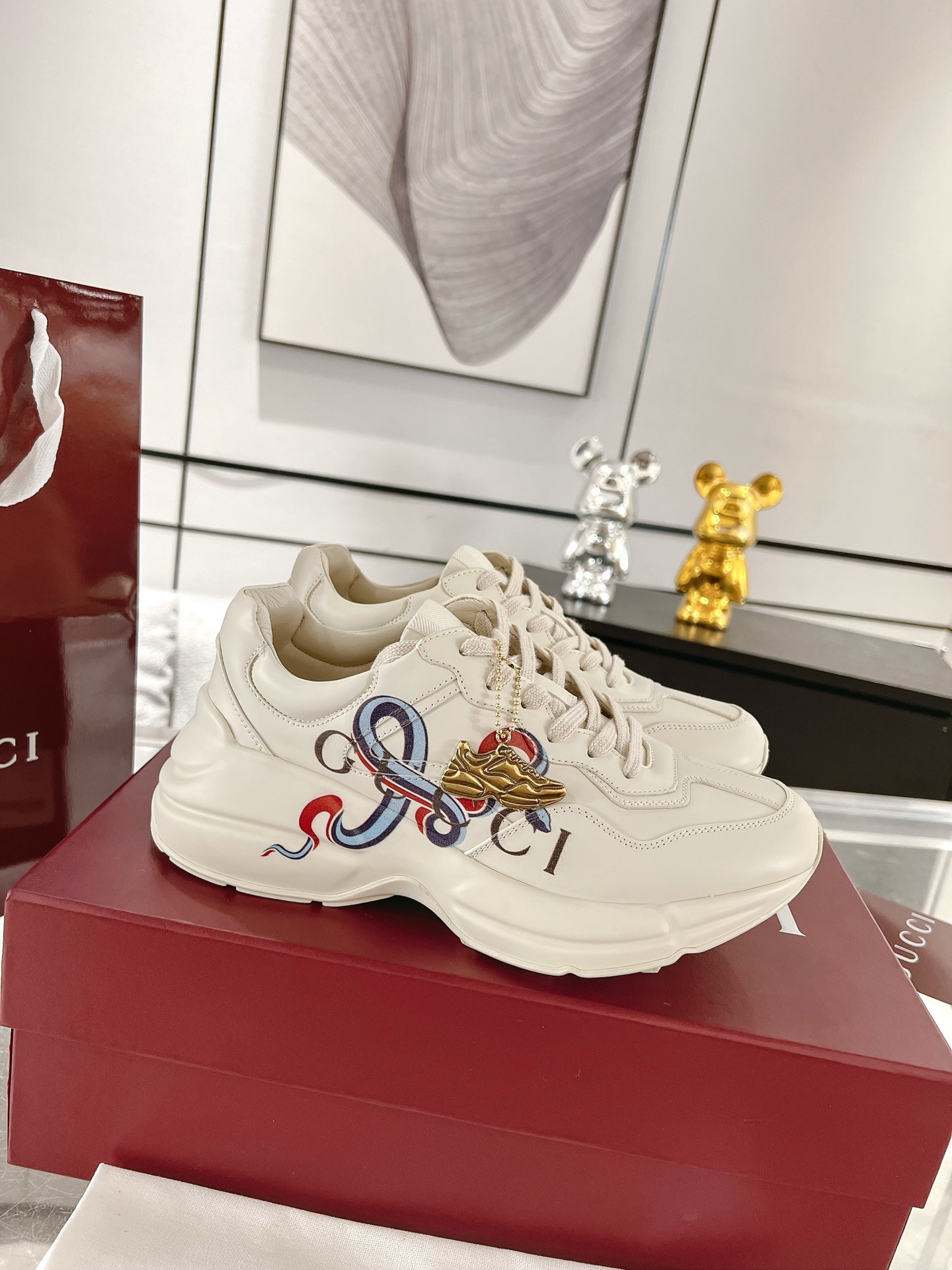 NO:262081,GUCCI Snake Year Limited New Product Rhyton Series Couple Dad Shoes Sports Shoes Rhyton Series launches a new ivory white leather style, cleverly combining the series' iconic oversized sole and thick structure. This classic shoe embellishes the iconic interlocking double G, interpreting the brand logo connotation. Original custom imported cowhide custom imported sheepskin with inner lining original development TPU vacuum full package Size 35-45 (female 41, male 45 custom made without return or exchange), dad shoes, gucci, sneakers, cowhide, sheepskin19860909GUCCI蛇年限定 新品 Rhyton系列情侣款老爹鞋 运动鞋 Rhyton系列推出全新象牙白色皮革款式,巧妙结合该系列标志性的超大造型鞋底和厚实结构.这款经典鞋款缀饰标志性互扣式双G,诠释品牌标识内涵. 原版定制进口牛皮  内里定制进口羊皮 大底原版开发TPU真空 全套包装 码数35-45（女41 男45定做不退换）,老爹鞋,gucci,sneakers,cowhide,sheepskin,Women's Shoes