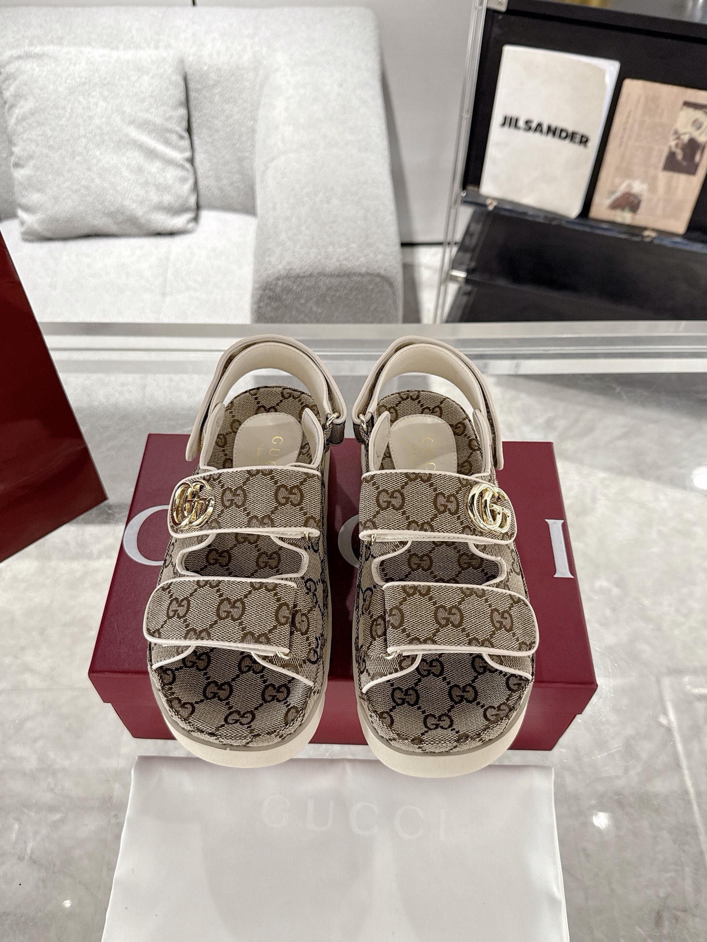 NO:232556,Guccl Double G Women's Velcro Sandals Gucci Modern Design Aesthetics explores a unique path of ingenuity, cleverly blending the brand's classic elements and the beloved brand logo. This sandal embellishes the beloved double G styling accessories, injecting a low-key brand logo charm into the entire design, complementing the versatility of the magic tape. Gucci classic presbyopia GG canvas TPU non-slip sole... ZP open mold midsole footrest... Original metal buckle size 35-42 (41.42 custom-made non-return and exchange), sandals, christian louboutin, gucci, sandals19860909Guccl双G女士魔术贴凉鞋 Gucci现代设计美学探索独特匠心之路,巧妙融合品牌经典元素与备受喜爱的品牌标识.这款凉鞋缀饰备受喜爱的双G造型配件,为整个设计注入一抹低调的品牌标识魅力,与魔术粘带的多功能性相得益彰. Gucci经典老花GG帆布 TPU防滑大底…ZP开模中底垫脚…原版金属扣 码数35一42（41.42定做不退换）,凉鞋,christian louboutin,gucci,sandals,Women's Shoes