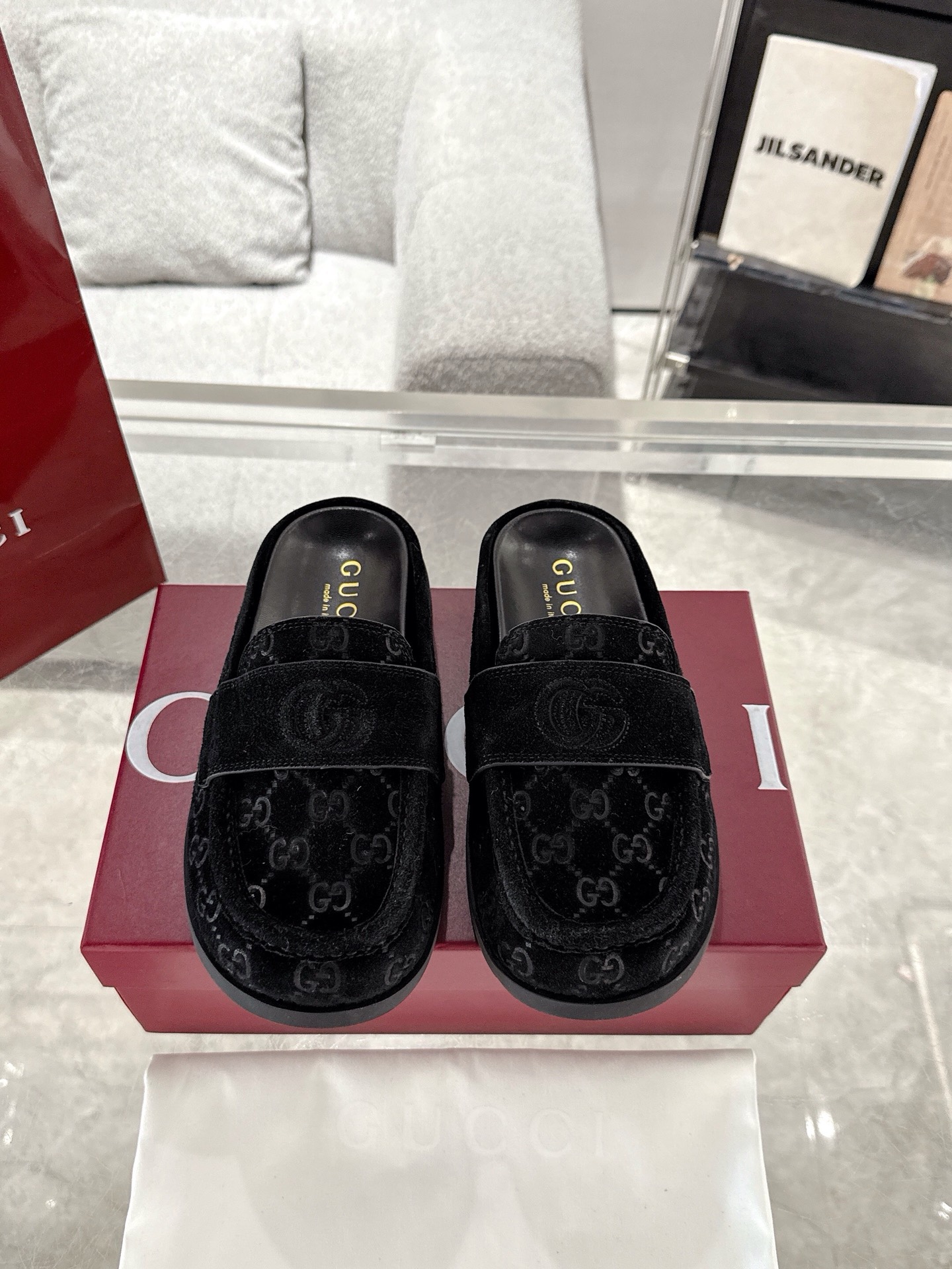 NO:232547,Guccl Women's Double G Semi-Travel Mules This multifunctional design combines the brand's tradition and modernity, showing an imprinted double G logo, adding a touch of logo. Made of GG suede, this pair of mules provides a smooth contour and durable rubber sole, ensuring a combination of fashion and practicality. Gucci upper GG imprinted leather Rubber outsole Size 35-41 (41. Custom made non-return), semi-Travel, christian louboutin, gucci, chamois leather19860909Guccl女士双G半拖穆勒鞋 这款多功能设计结合了品牌的传统与现代感,展示了一个压印的双G标志,增添了一丝标志感.采用GG麂皮制成,这双穆勒鞋提供了一种流畅的轮廓和耐用的橡胶鞋底,确保了时尚与实用性的结合. Gucci 鞋面GG压印皮面 橡胶大底 码数35一41（41.定做不退换）,半拖,christian louboutin,gucci,chamois leather,Women's Shoes