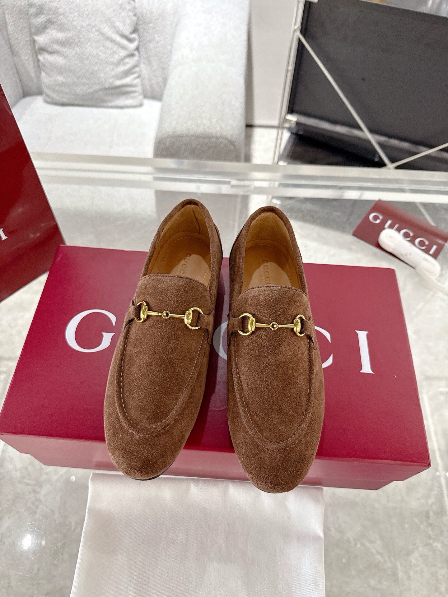 NO:262051,Gucci Jordaan series women's loafers As an outstanding representative of Gucci design heritage, horse-bit loafers vividly demonstrate classic elegance. This shoe is made of black patent leather, and is craftsmanship and craftsmanship are integrated into light gold tones. Original custom-made classic GG canvas, custom-made sheepskin, genuine leather outsole, size 34-42 (34 40 41 42 custom-made non-return), loafers, gucci, loafers, sheepskin, Leather soles19860909Gucci Jordaan系列女士乐福鞋 作为Gucci设计传承的杰出代表,马衔扣乐福鞋生动彰显经典优雅格调.这款鞋履甄选黑色漆皮打造,匠心融蕴浅金色调经典马衔扣造型配件. 原版定制经典GG帆布 内里定制羊皮 真皮大底 码数34-42（34 40 41 42定做不退换）,乐福鞋,gucci,loafers,sheepskin,Leather soles,Women's Shoes