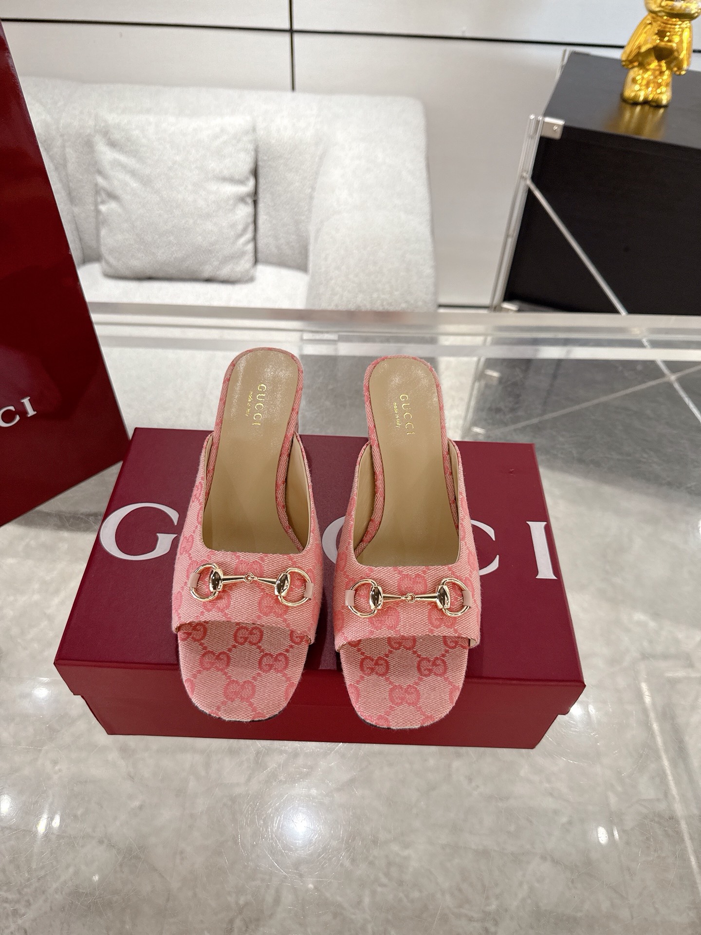 NO:262031,Gucci Women's Horse Bed Horse Mouth Slippers This unique shoe is made of high-quality GG cowhide leather, integrating brand collection design and modern elegant style. This sandal embellishes the iconic double G accessories, showing the classic charm and brand style. Original custom cowhide, custom sheepskin, Italian leather outsole, heel height 5.5cm, size 35-42 (40 41 42 custom made without return), slippers, gucci, sandals, slippers, cowhide, sheepskin, Leather soles19860909Gucci 女士马衔扣马嘴拖鞋 这款个性十足的鞋履以优质GG牛皮革匠心打造,集品牌典藏设计与现代优雅格调于一体.这款凉鞋缀饰标志性双G配件,尽显经典魅力与品牌格调. 原版定制牛皮 内里定制羊皮 意大利真皮大底 跟高5.5cm 码数35-42（40 41 42定做不退换）,拖鞋,gucci,sandals,slippers,cowhide,sheepskin,Leather soles,Women's Shoes