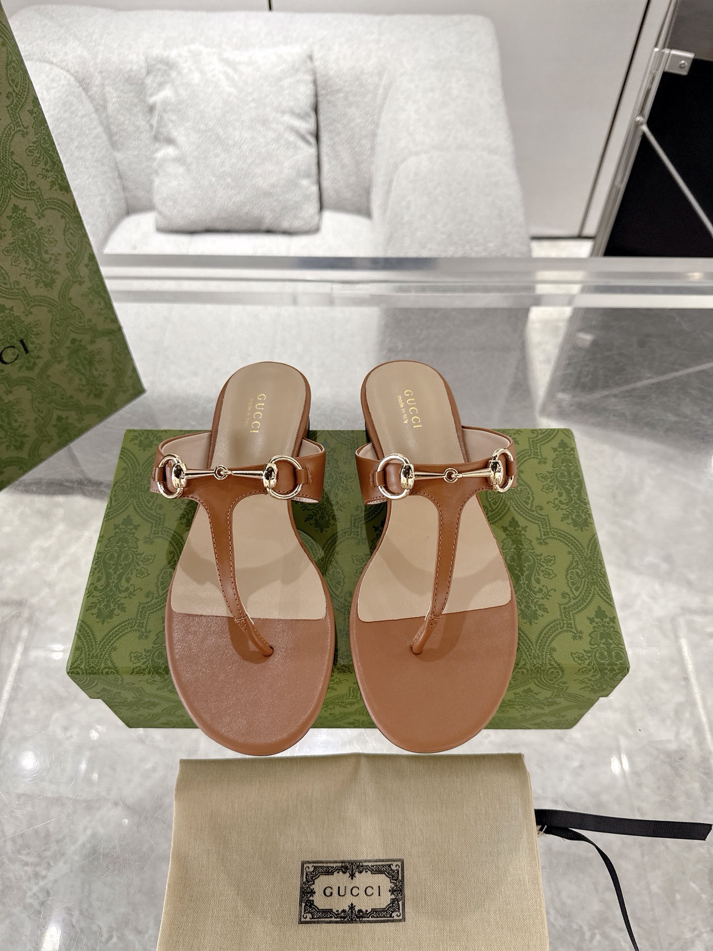 NO:262033,Interlocking double G clip-toe sandals, a must-have slipper for internet celebrities in spring and summer. yp is restored one to one, all details, material, comfort, all the same as the original version. Scale 98. Italian leather outsole size 35-43 (35.41.42.43 custom-made, no return or exchange), slippers, slippers, Leather soles19860909互扣式双G夹趾凉拖鞋 春夏网红必备拖鞋 yp一比一还原,所有细节 材质 舒适度 全部跟原版一样了 刻度98.意大利真皮大底码数35-43（35.41.42.43定做不退换）,拖鞋,slippers,Leather soles,Women's Shoes