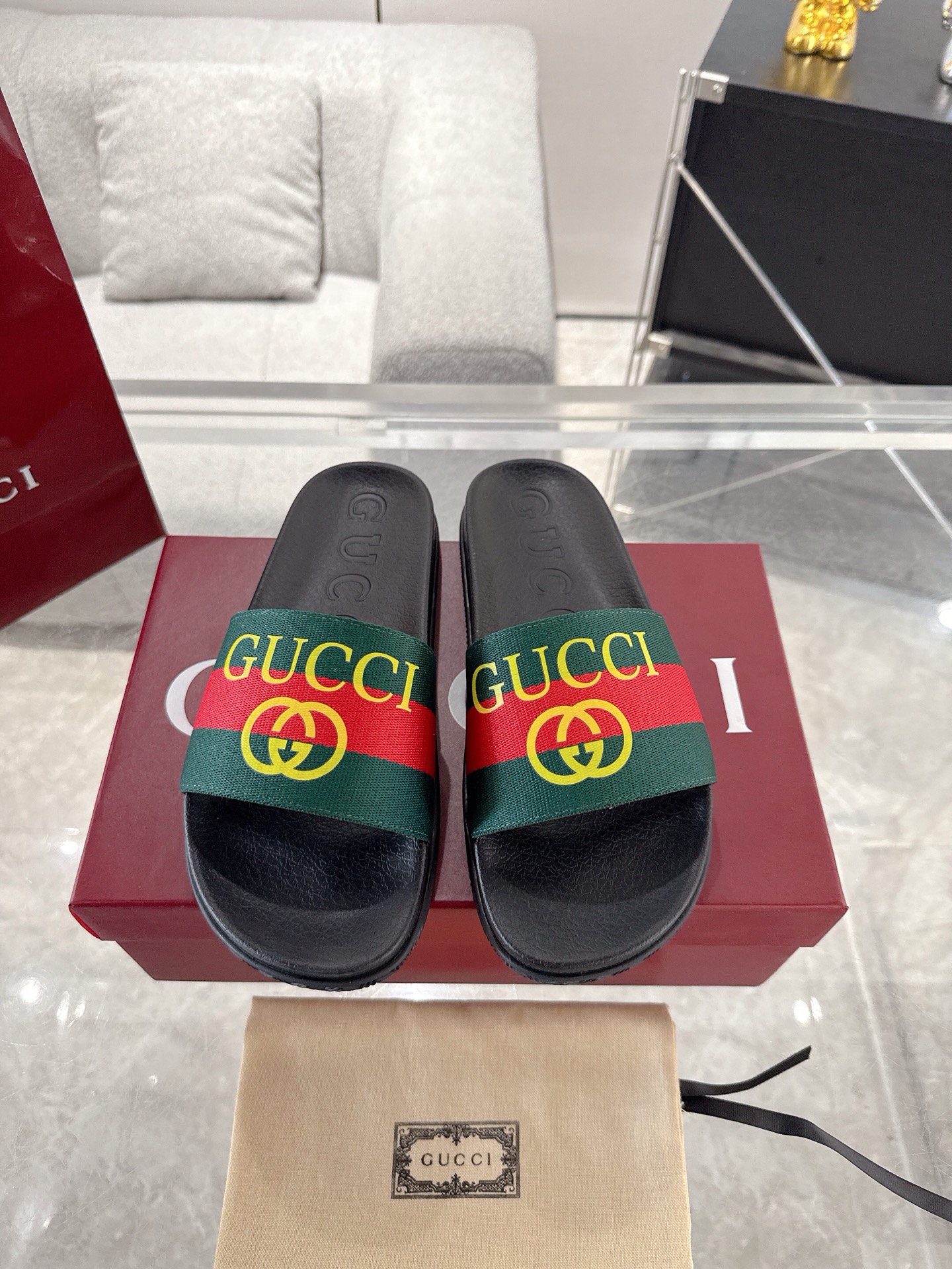 NO:262035,The running model Gucci couple slippers Top version The essential slippers for spring and summer Internet celebrities yp one-to-one restore, all details, material, comfort, all the same as the original version, replica scale 98. Size 36-46, slippers, gucci, slippers19860909跑量款Gucci情侣款拖鞋 顶级版 春夏网红必备拖鞋 yp一比一还原,所有细节 材质 舒适度 全部跟原版一样了 复刻度98.码数女36-46,拖鞋,gucci,slippers,Women's Shoes