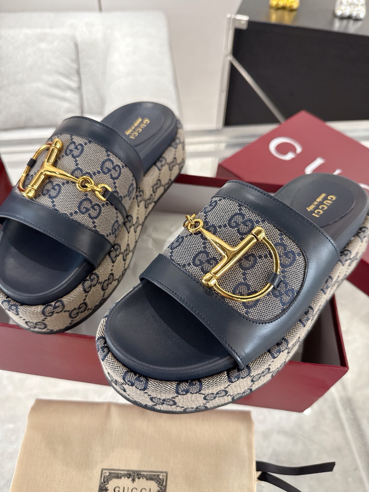 Gucci 大D半马衔扣厚底拖鞋 标志性的马衔扣定义了这一双厚底拖鞋 皮革鞋底和可调节的踝部闭合设计完善了风格