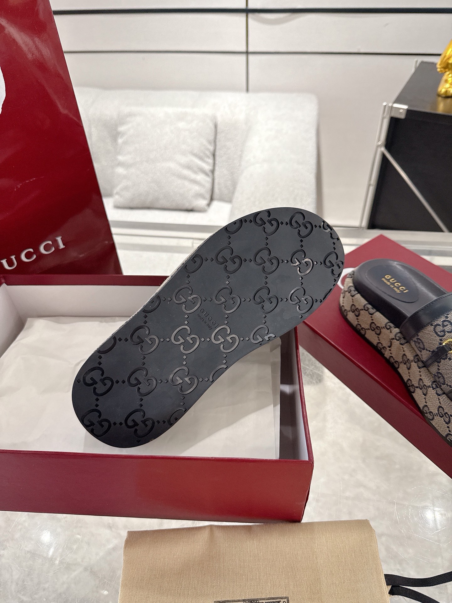 Gucci 大D半马衔扣厚底拖鞋 标志性的马衔扣定义了这一双厚底拖鞋 皮革鞋底和可调节的踝部闭合设计完善了风格