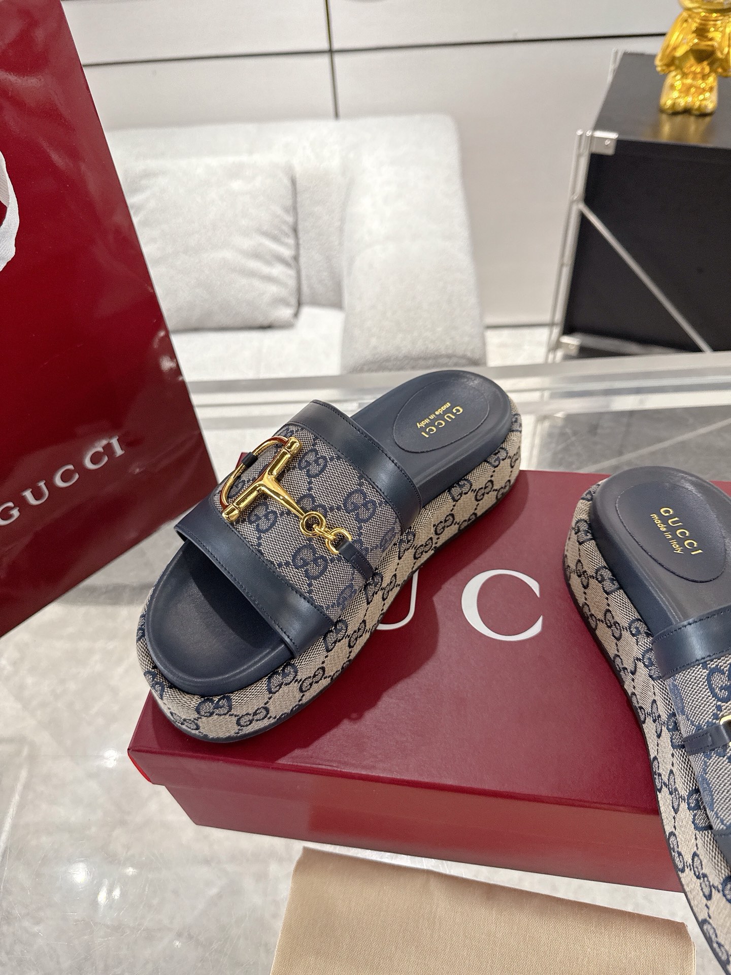 Gucci 大D半马衔扣厚底拖鞋 标志性的马衔扣定义了这一双厚底拖鞋 皮革鞋底和可调节的踝部闭合设计完善了风格