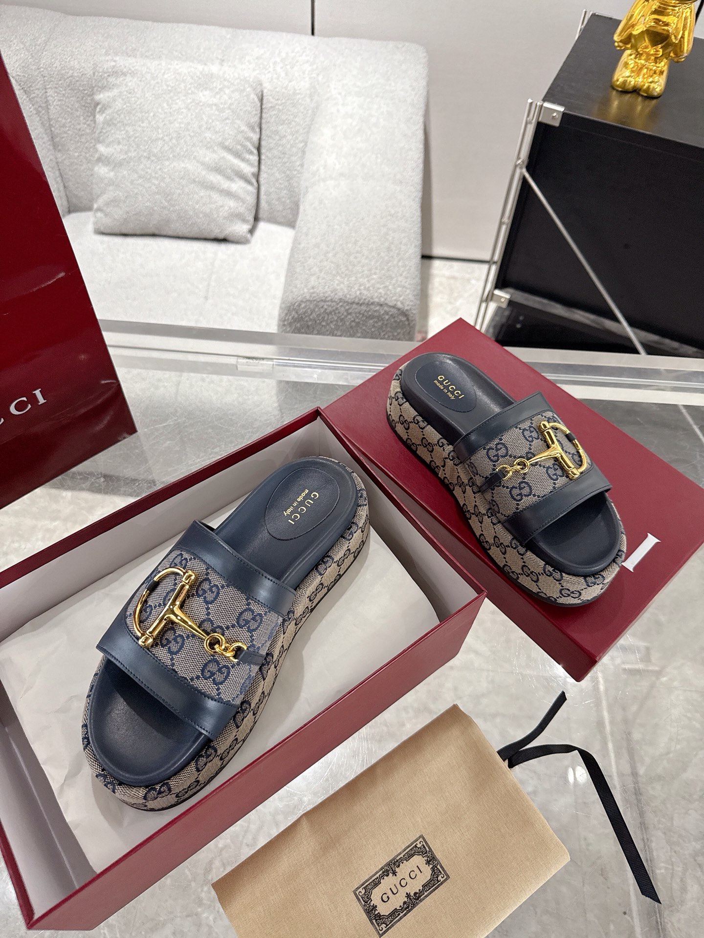Gucci 大D半马衔扣厚底拖鞋 标志性的马衔扣定义了这一双厚底拖鞋 皮革鞋底和可调节的踝部闭合设计完善了风格