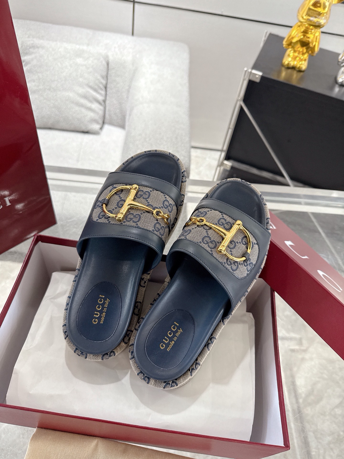 Gucci 大D半马衔扣厚底拖鞋 标志性的马衔扣定义了这一双厚底拖鞋 皮革鞋底和可调节的踝部闭合设计完善了风格