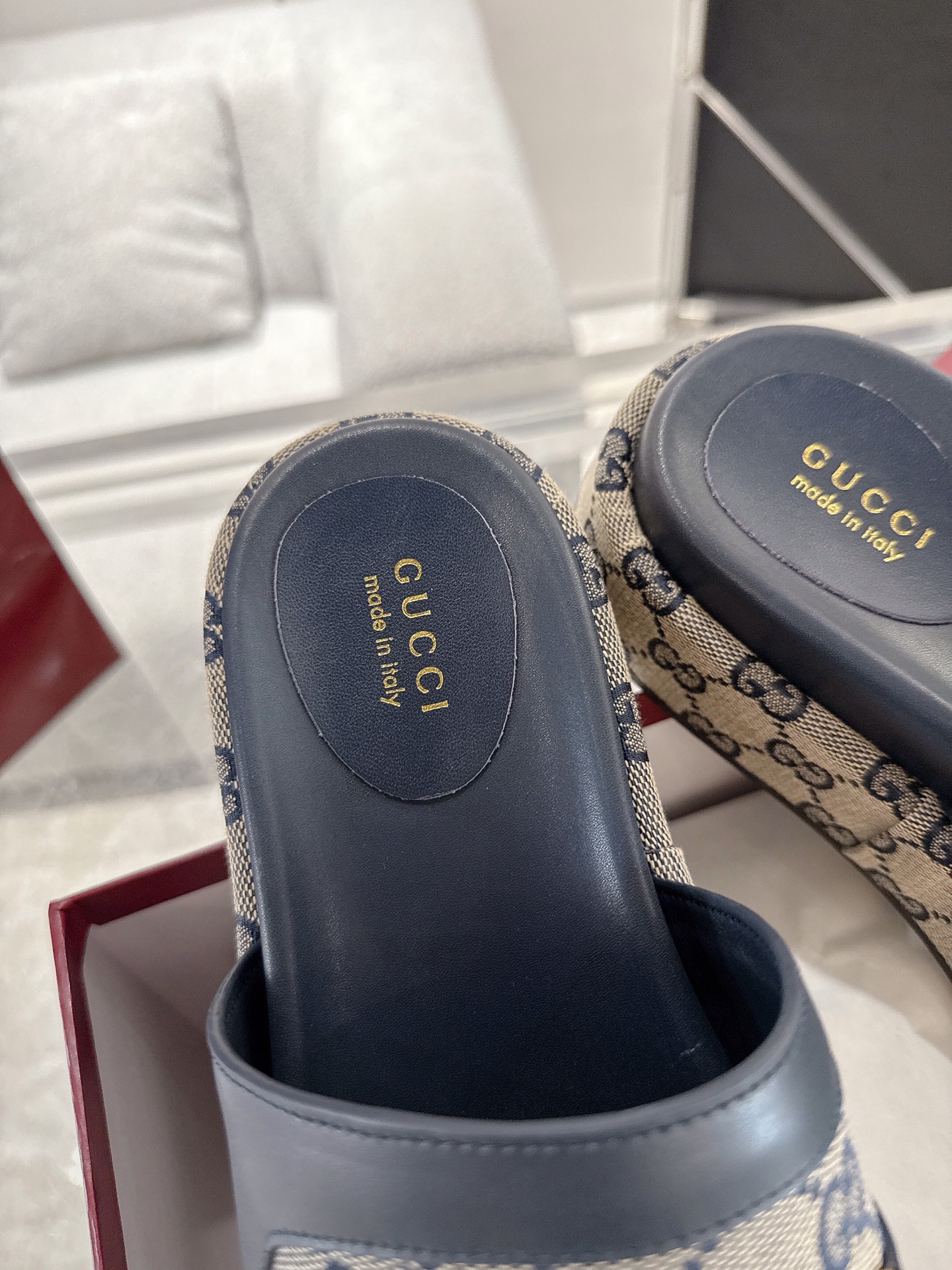 Gucci 大D半马衔扣厚底拖鞋 标志性的马衔扣定义了这一双厚底拖鞋 皮革鞋底和可调节的踝部闭合设计完善了风格