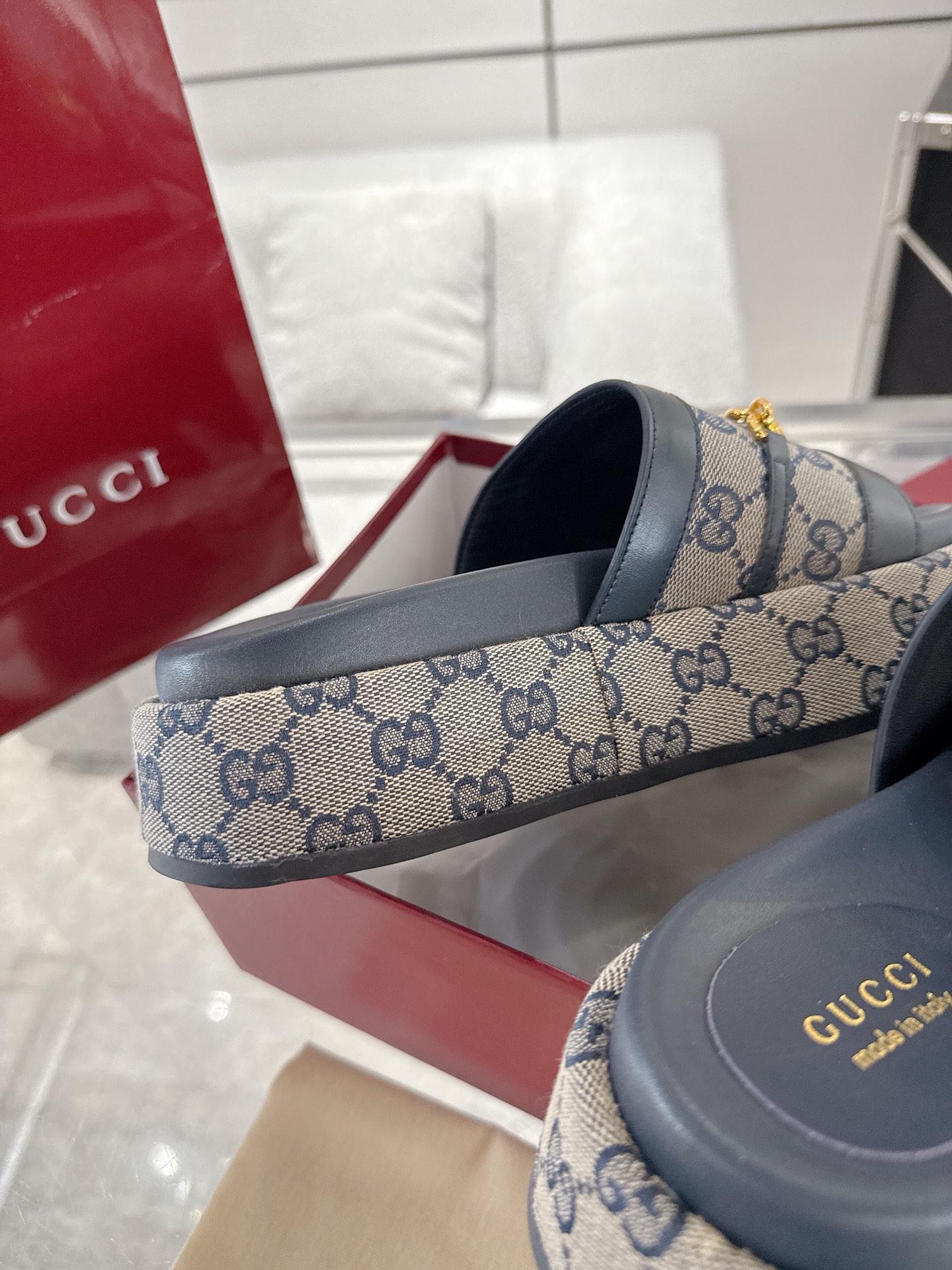 Gucci 大D半马衔扣厚底拖鞋 标志性的马衔扣定义了这一双厚底拖鞋 皮革鞋底和可调节的踝部闭合设计完善了风格
