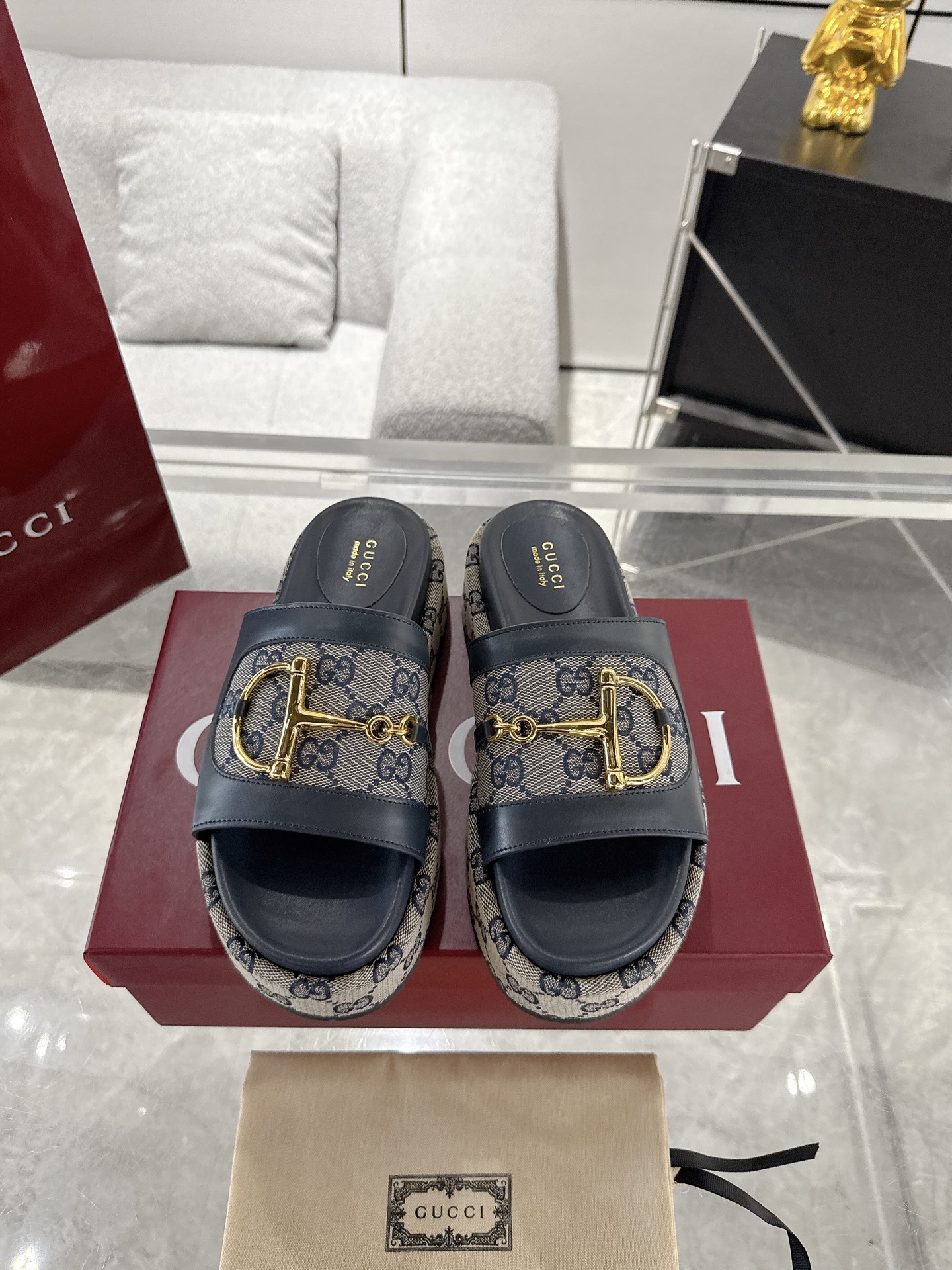 Gucci 大D半马衔扣厚底拖鞋 标志性的马衔扣定义了这一双厚底拖鞋 皮革鞋底和可调节的踝部闭合设计完善了风格